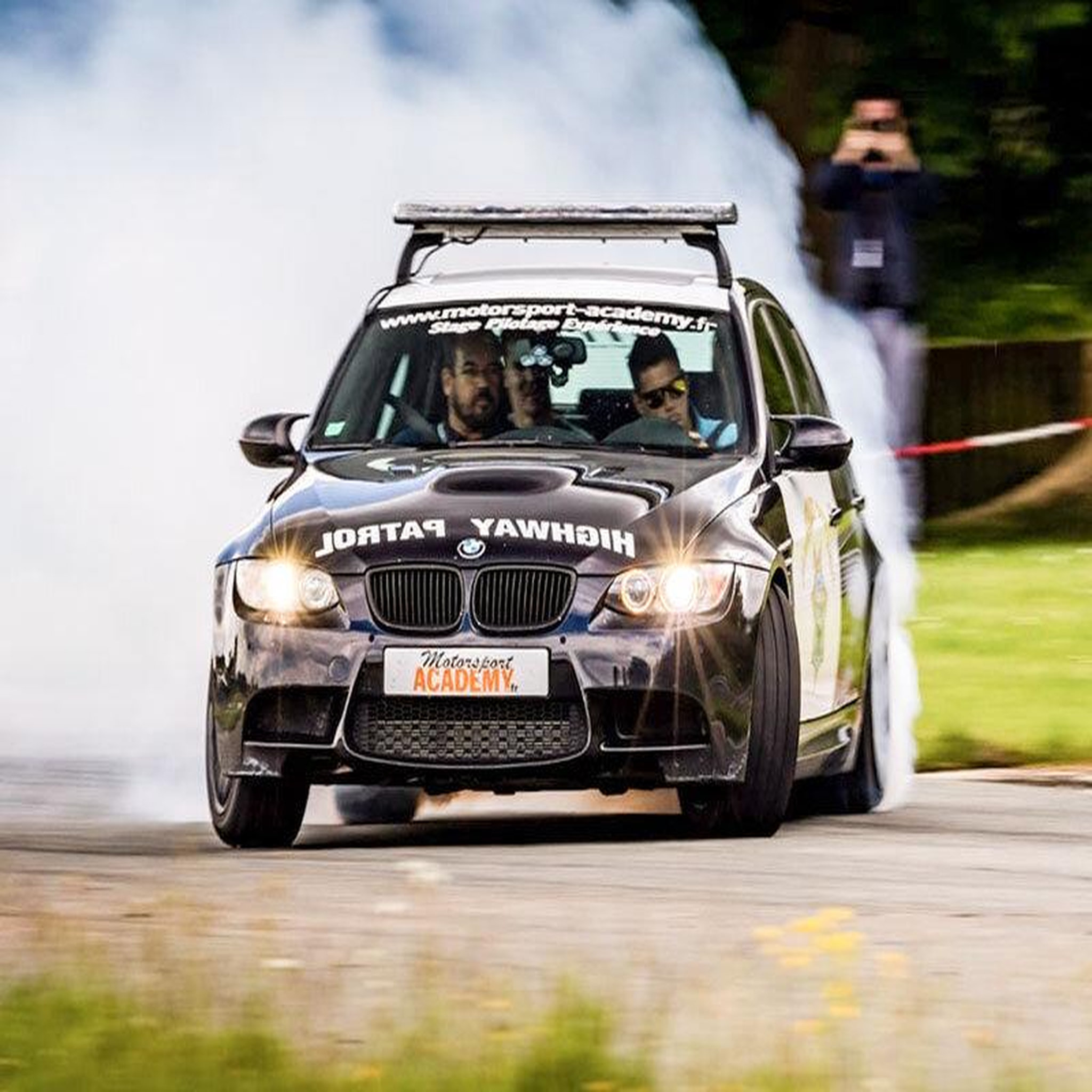 Voir la diapositive 4 : Smartbox Baptême de 2 tours de drift en passager d'une BMW M3 avec pilote professionnel - Coffret Cadeau Sport & Aventure