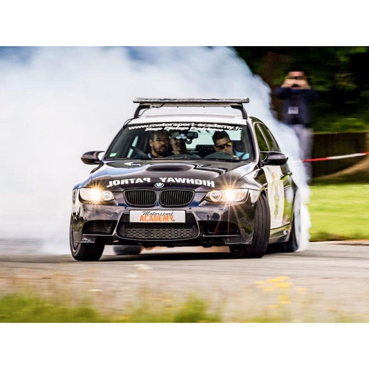 Smartbox Baptême de 2 tours de drift en passager d'une BMW M3 avec pilote professionnel - Coffret Cadeau Sport & Aventure