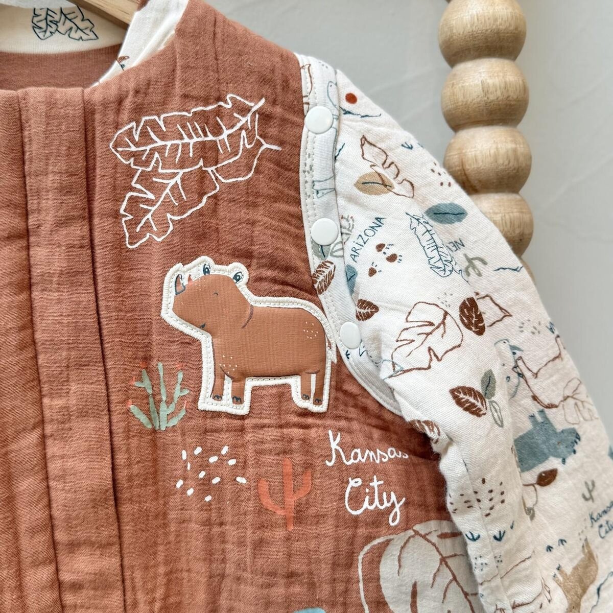 Petit Béguin Turbulette TOG 2 en gaze de coton avec pieds retroussables et manches amovibles Kansas City