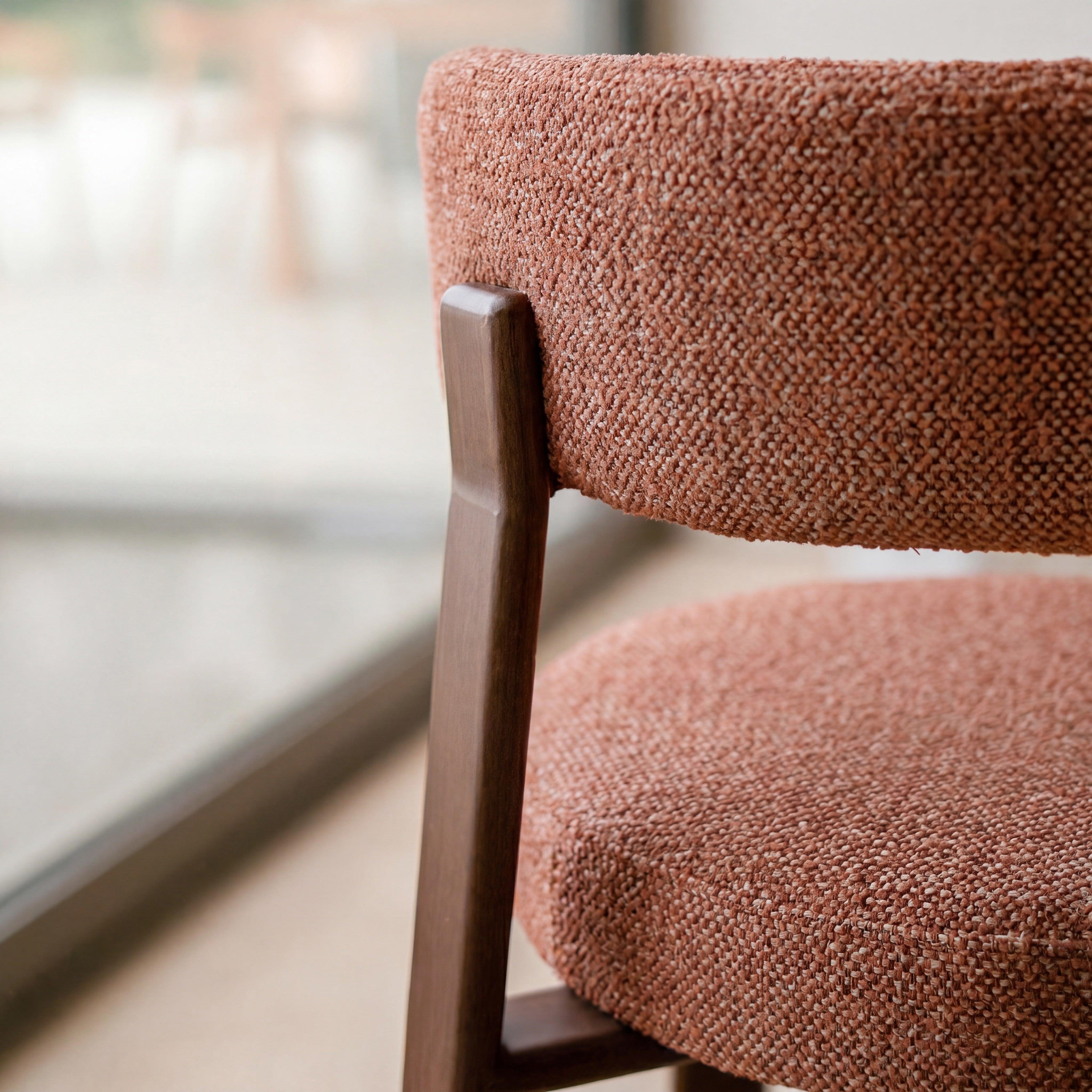 Voir la diapositive 6 : MAISON PAVANE Lot de 2 chaises en tissu texturé brun canelle, pieds en métal-Aura