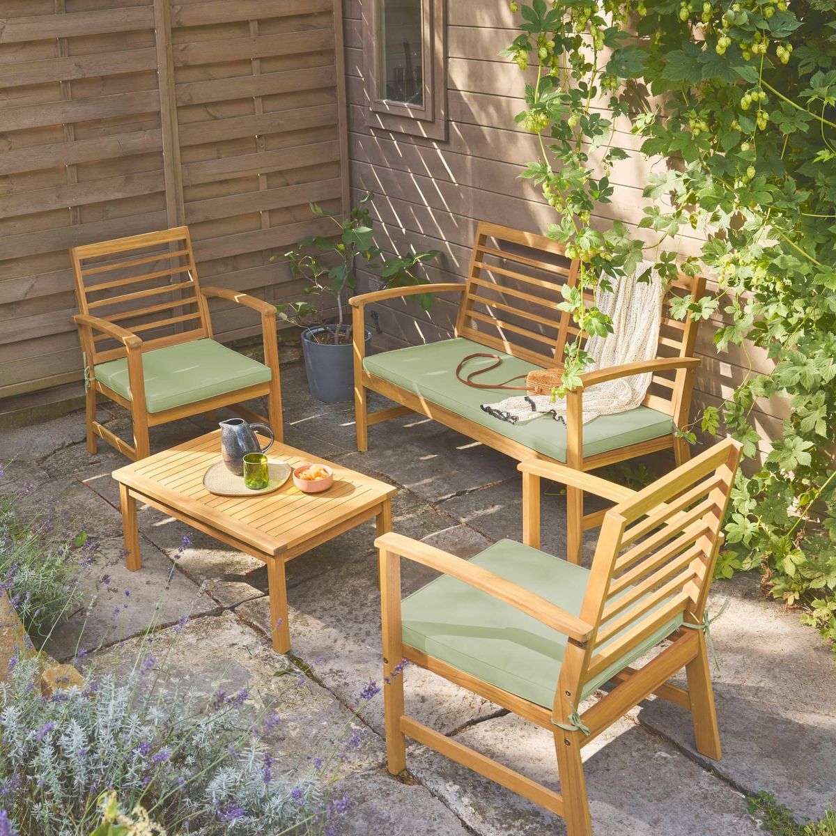 SWEEEK Salon de jardin CHLOE en bois d'acacia 4 places, avec coussins en polyester, un canapé, une table, deux fauteuils