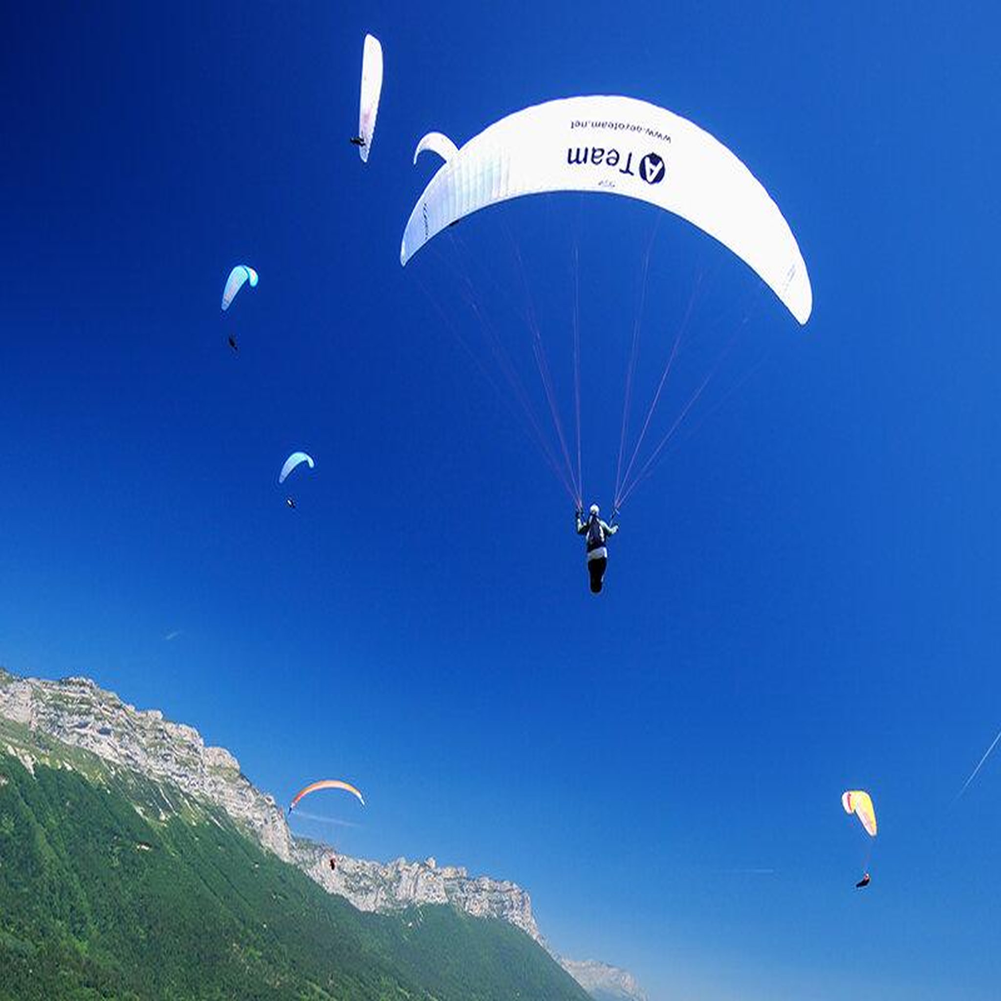 Voir la diapositive 4 : Smartbox Baptême en parapente de 15 minutes au lac d'annecy - coffret cadeau sport & aventure