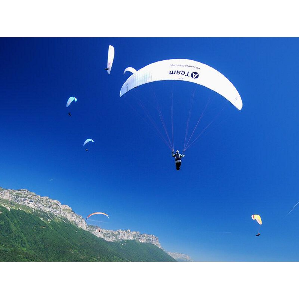Smartbox Baptême en parapente de 15 minutes au lac d'Annecy - Coffret Cadeau Sport & Aventure