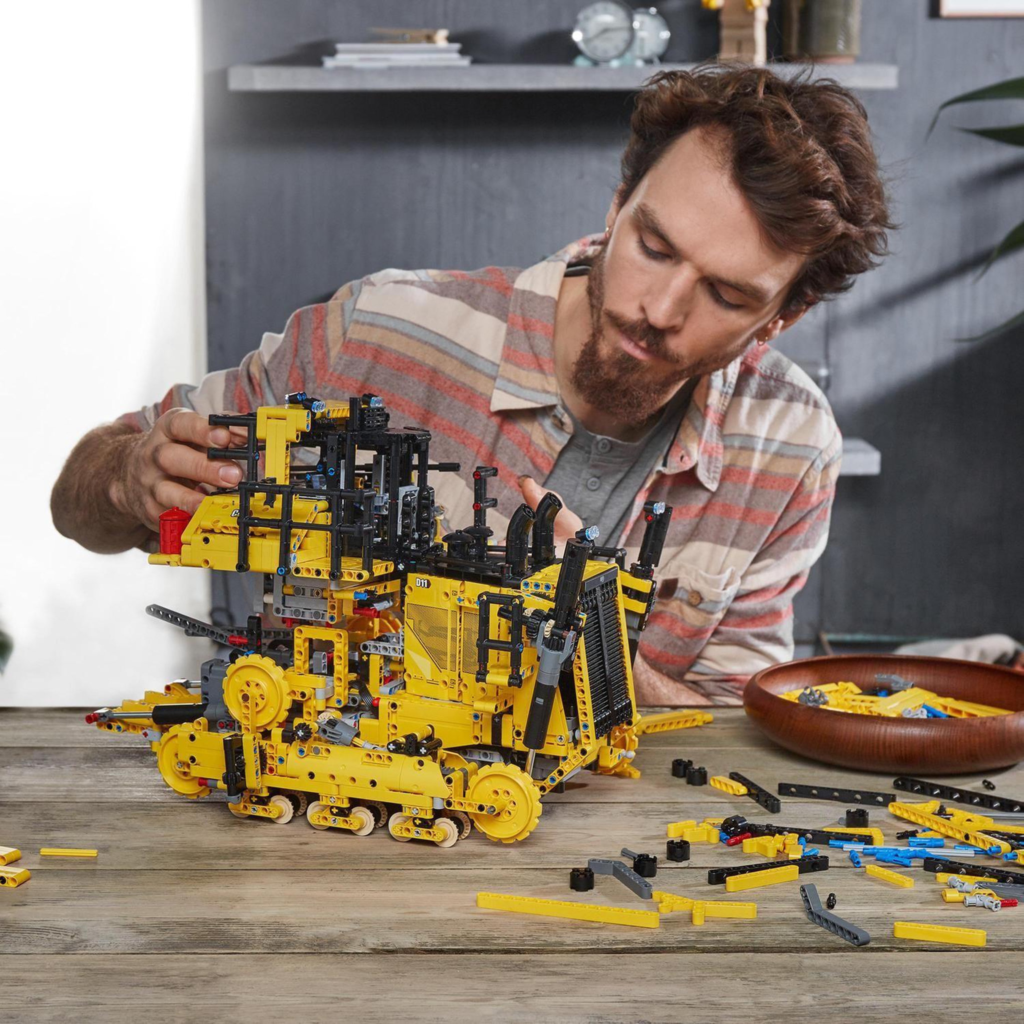 Voir la diapositive 7 : LEGO Technic 42131 Bulldozer D11 Cat Véhicule de Chantier Télécommandé avec Application