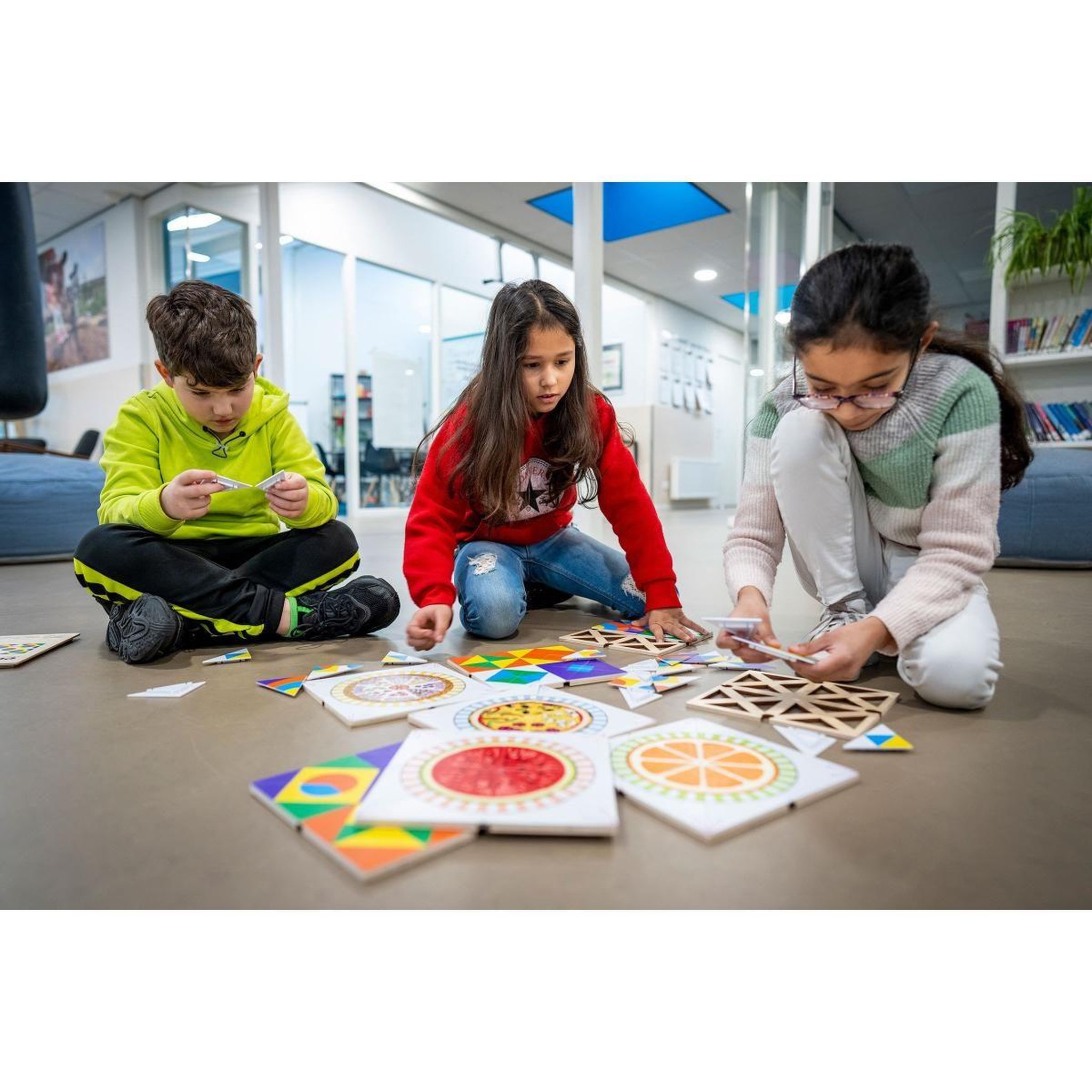 Voir la diapositive 3 : EDUCO Jeu de triangles - art des couleurs