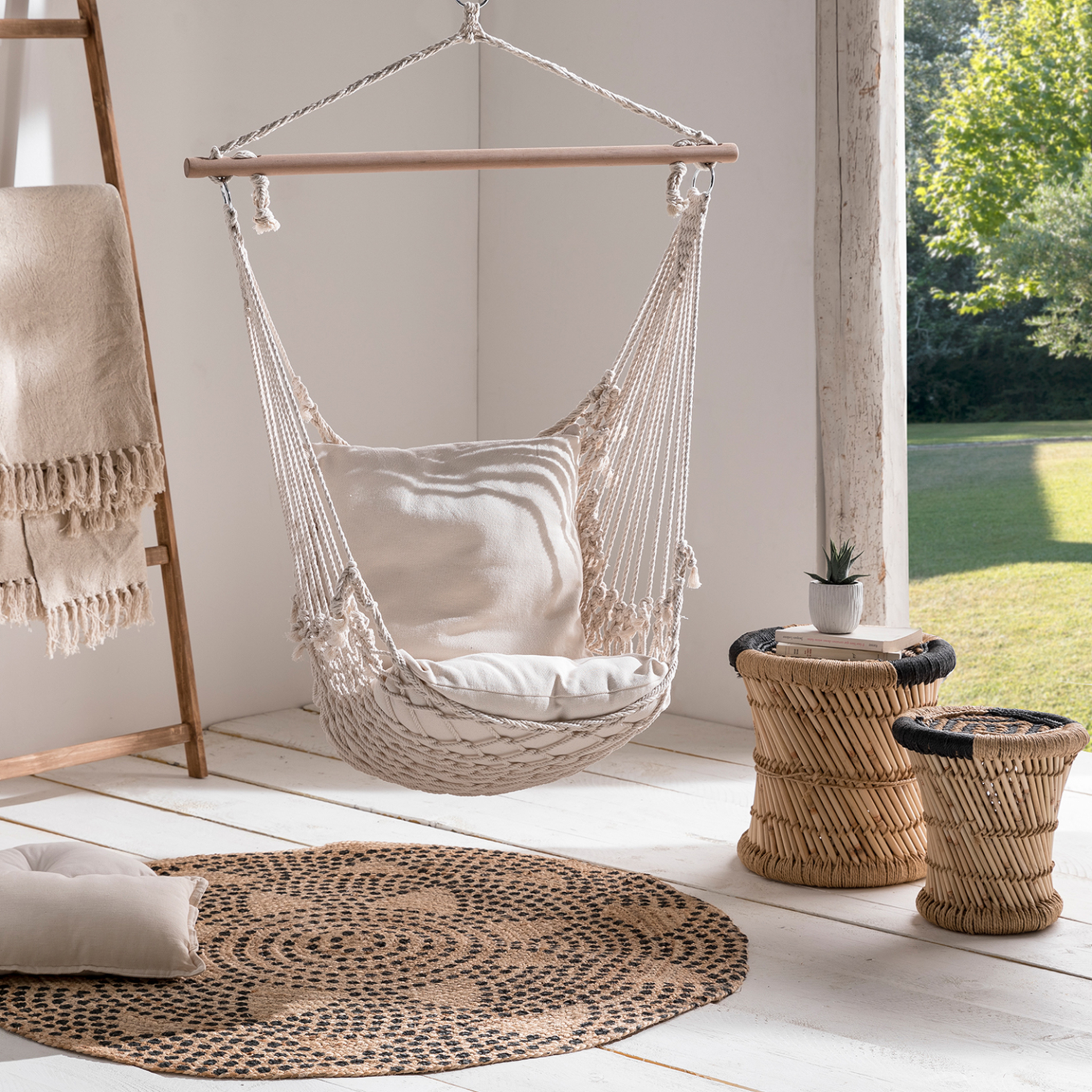 Voir la diapositive 2 : ID MARKET Fauteuil suspendu bohème 2 coussins écru design macramé