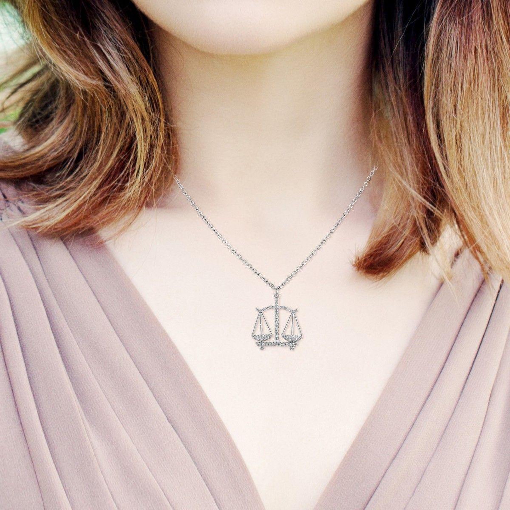 Voir la diapositive 2 : SC CRYSTAL Collier signe astrologique balance orné de Cristaux scintillants par SC Crystal en Métal rhodié