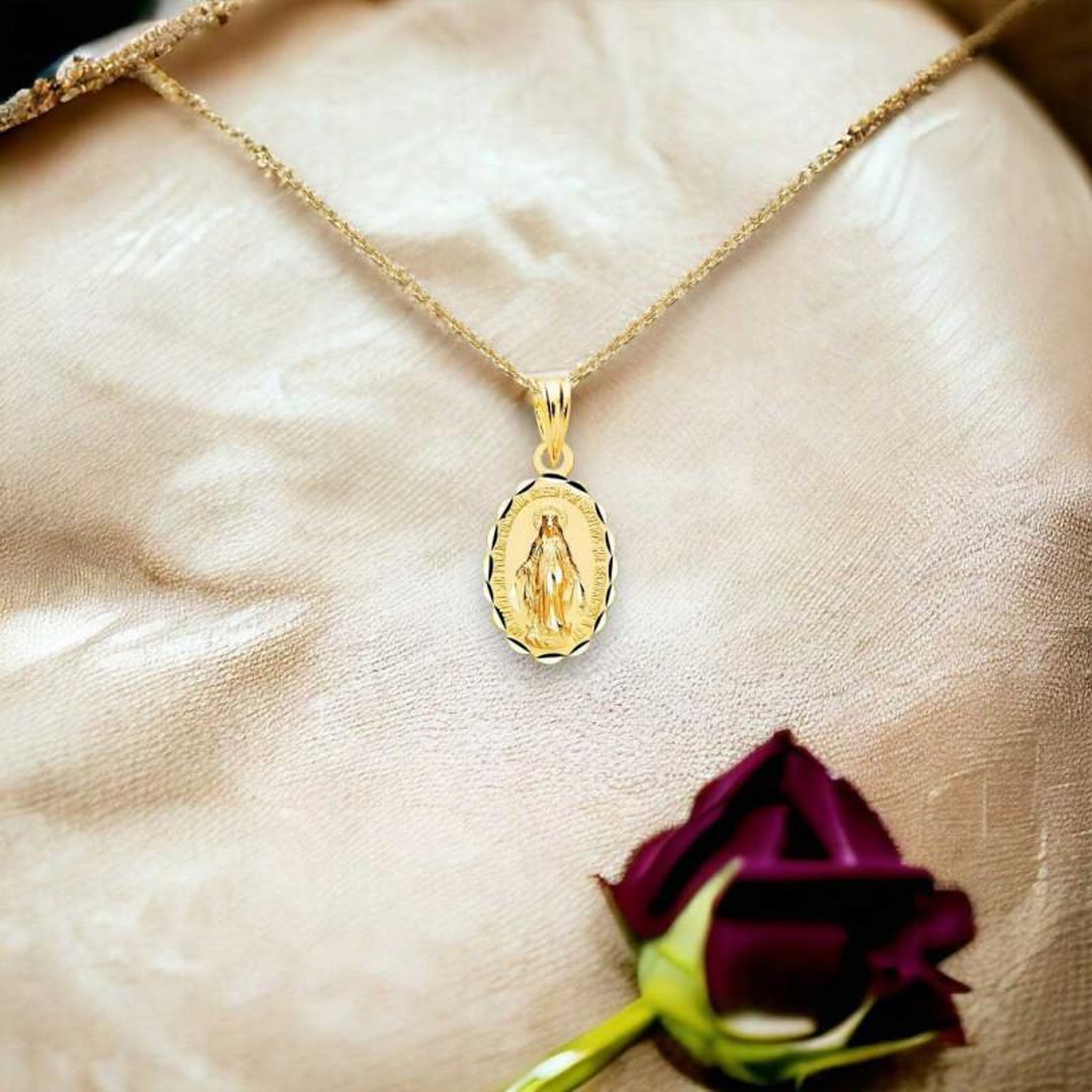Voir la diapositive 3 : L'ATELIER D'AZUR Médaille Or 18 Carats 750/1000 Vierge Miraculeuse - Chaine Dorée Offerte