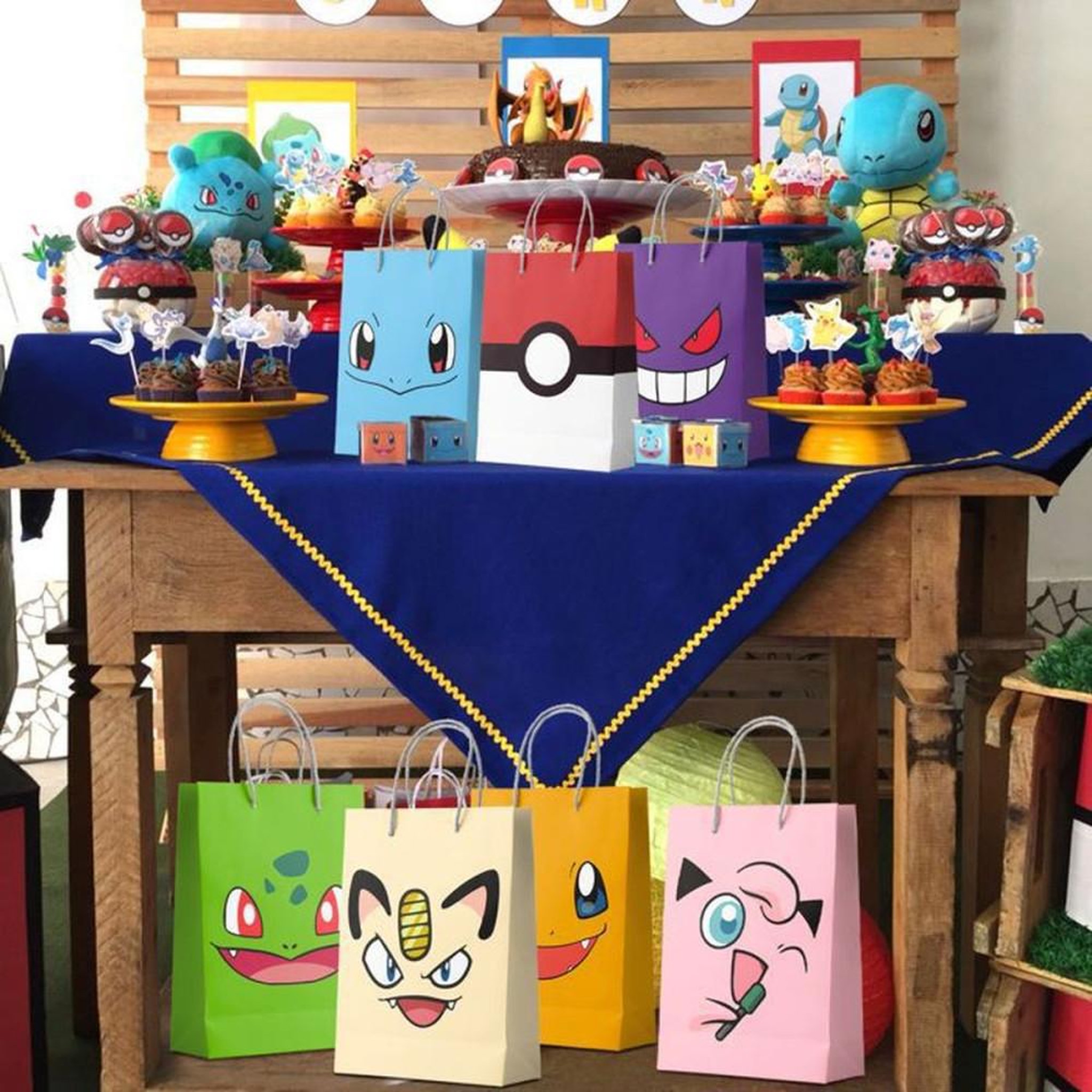 Voir la diapositive 5 : Sacs cadeaux en papier Pikachu (Pokémon) – lot de 24 multicolores avec anses