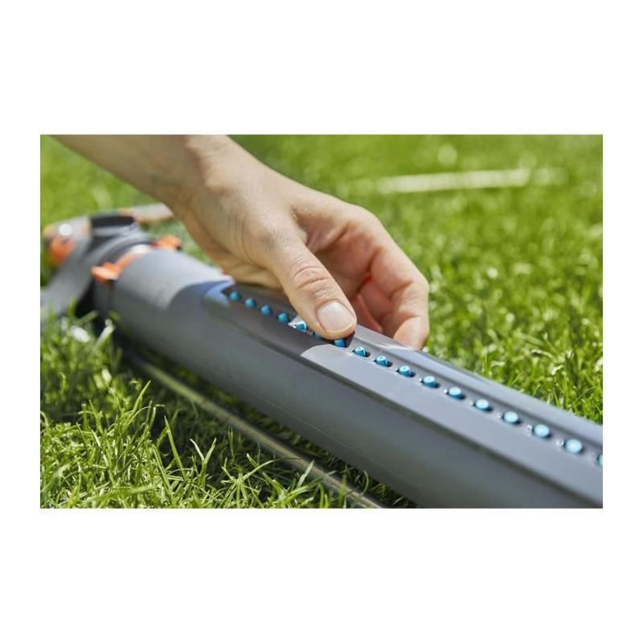 Voir la diapositive 2 : Gardena Arroseur oscillant AquaZoom M - arrosage 9 à 250 m² - portée 3 à 18 m - largeur 3 à 14 m