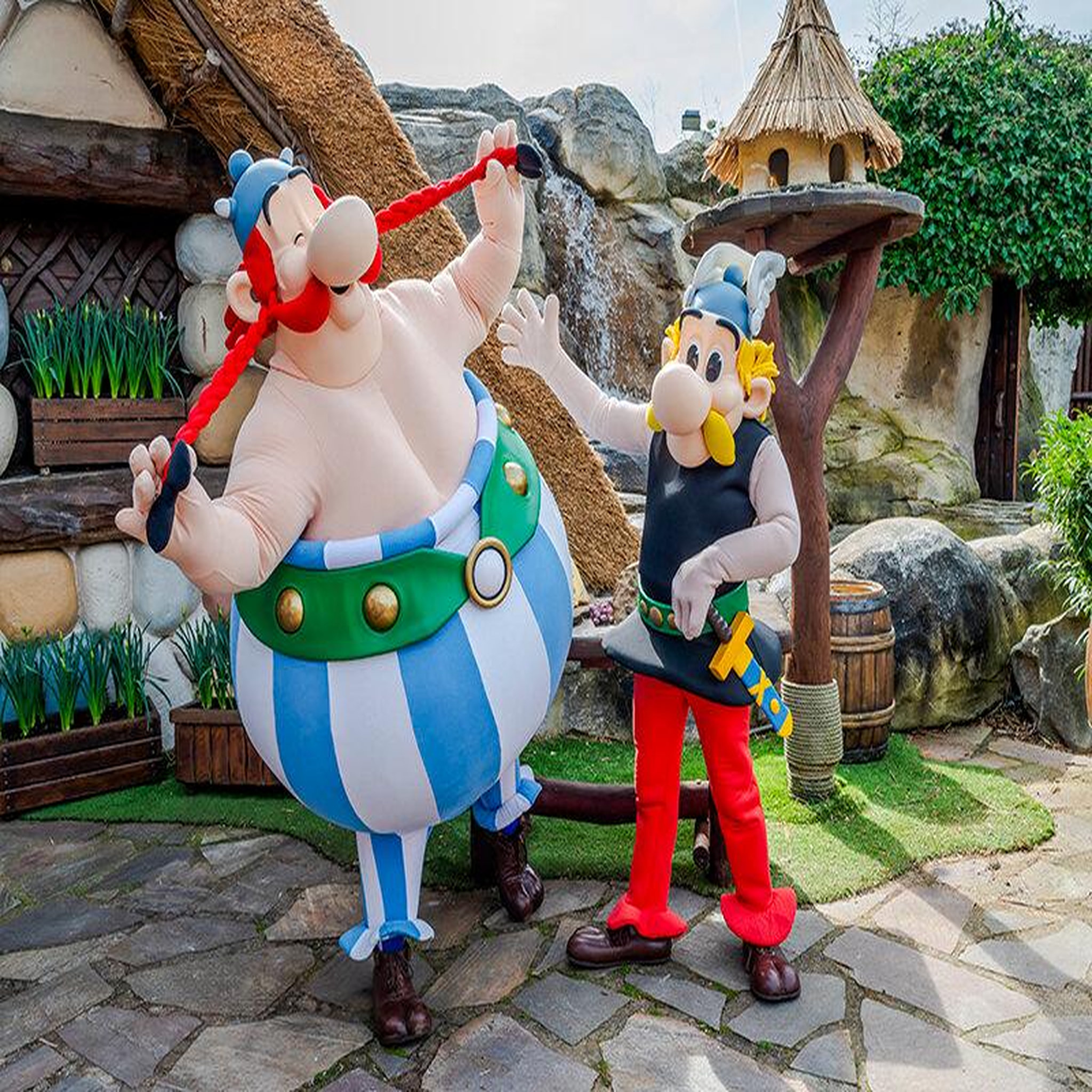 Voir la diapositive 4 : Smartbox Parc Astérix 2025 - Séjour 2 jours / 1 nuit - Hôtel La Cité Suspendue en haute saison - Coffret Cadeau Séjour