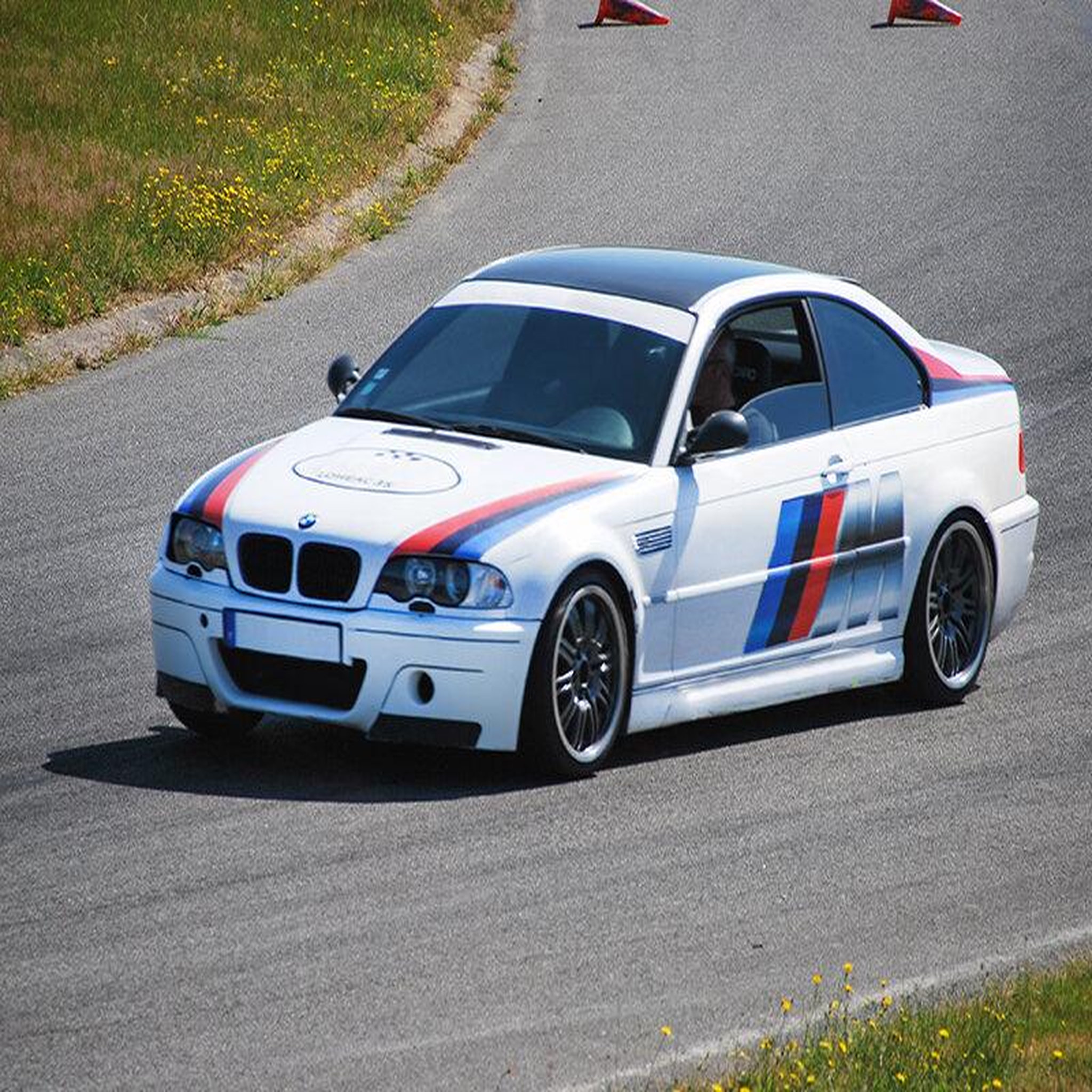 Voir la diapositive 4 : Smartbox Passion pilotage : 10 tours au volant d'une bmw m3 e46 sur le circuit de lohéac - coffret cadeau sport & aventure
