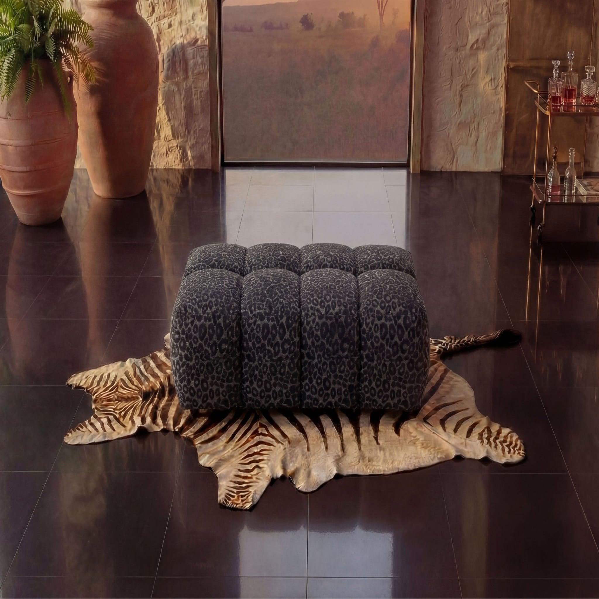 Voir la diapositive 5 : CASANOVA PARIS Alexia - pouf en tissu imprimé animalier 120x60x40