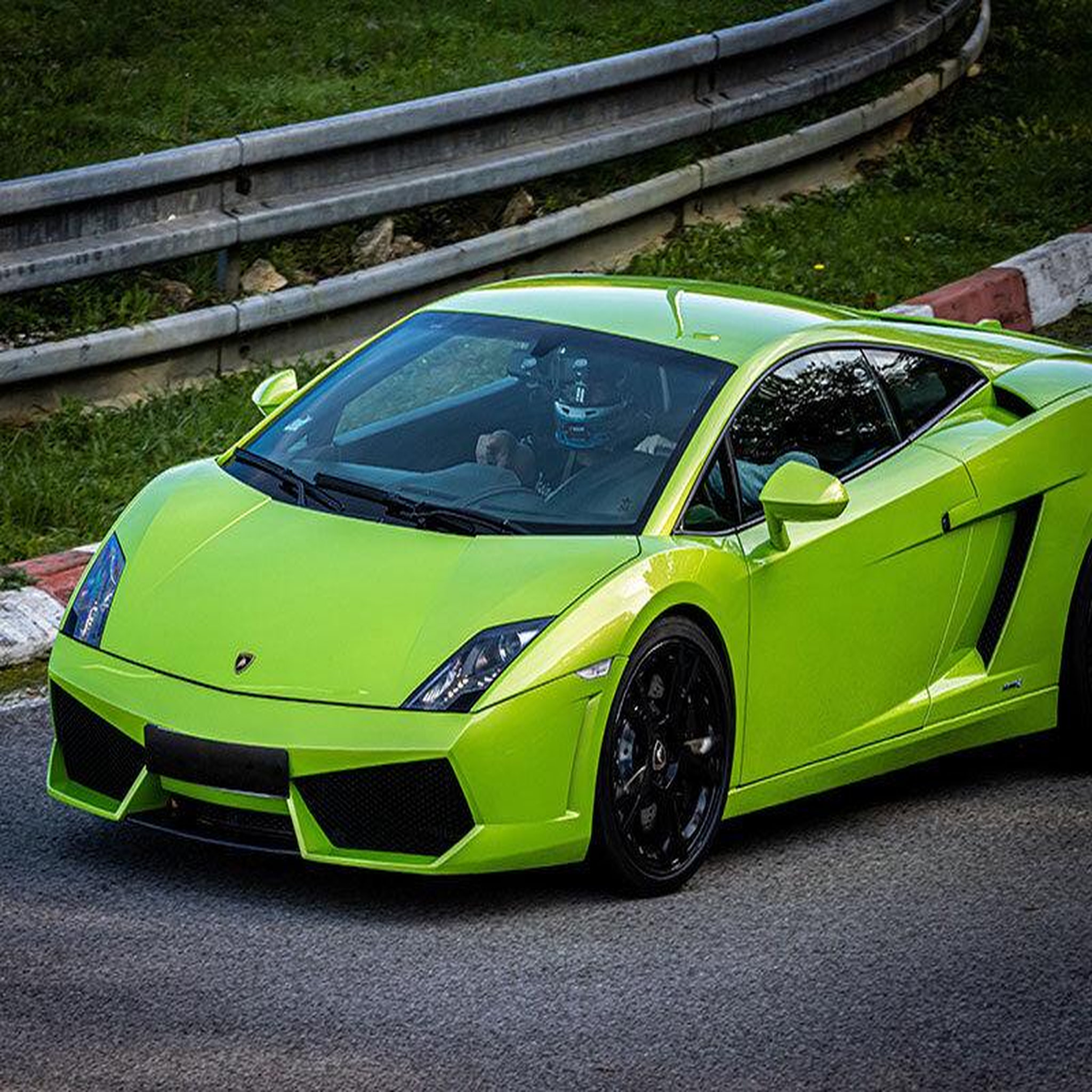 Voir la diapositive 2 : Smartbox Stage de pilotage multivolant : 2 tours en alpine et 2 tours en lamborghini gallardo sur le circuit de la ferté-gaucher - coffret cadeau sport & aventure