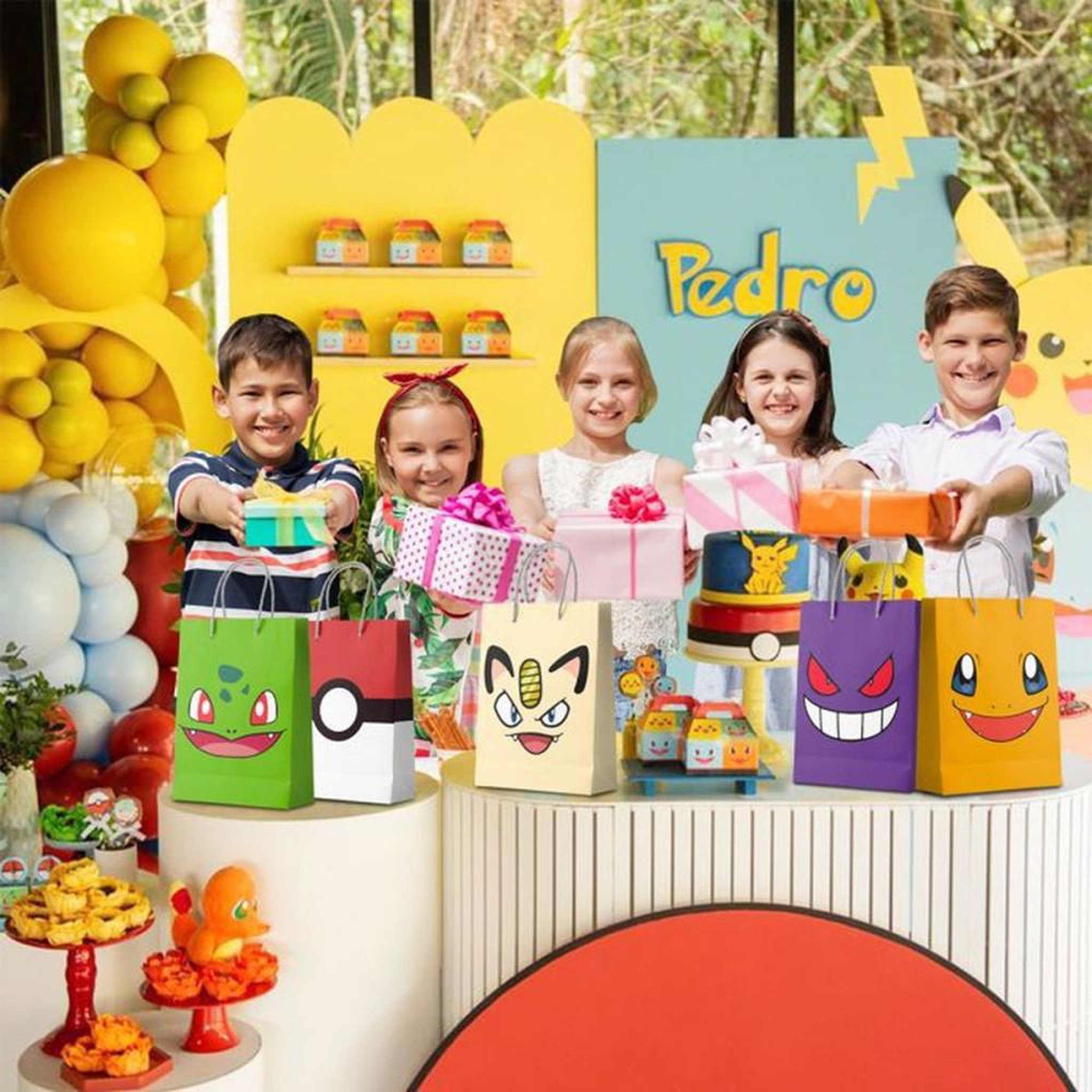 Voir la diapositive 4 : Sacs cadeaux en papier Pikachu (Pokémon) – lot de 24 multicolores avec anses