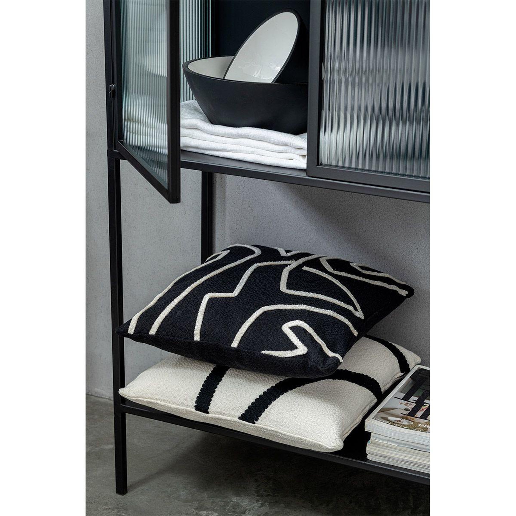 Voir la diapositive 6 : J-LINE Coussin déco imprimé  ligne  43x43cm noir