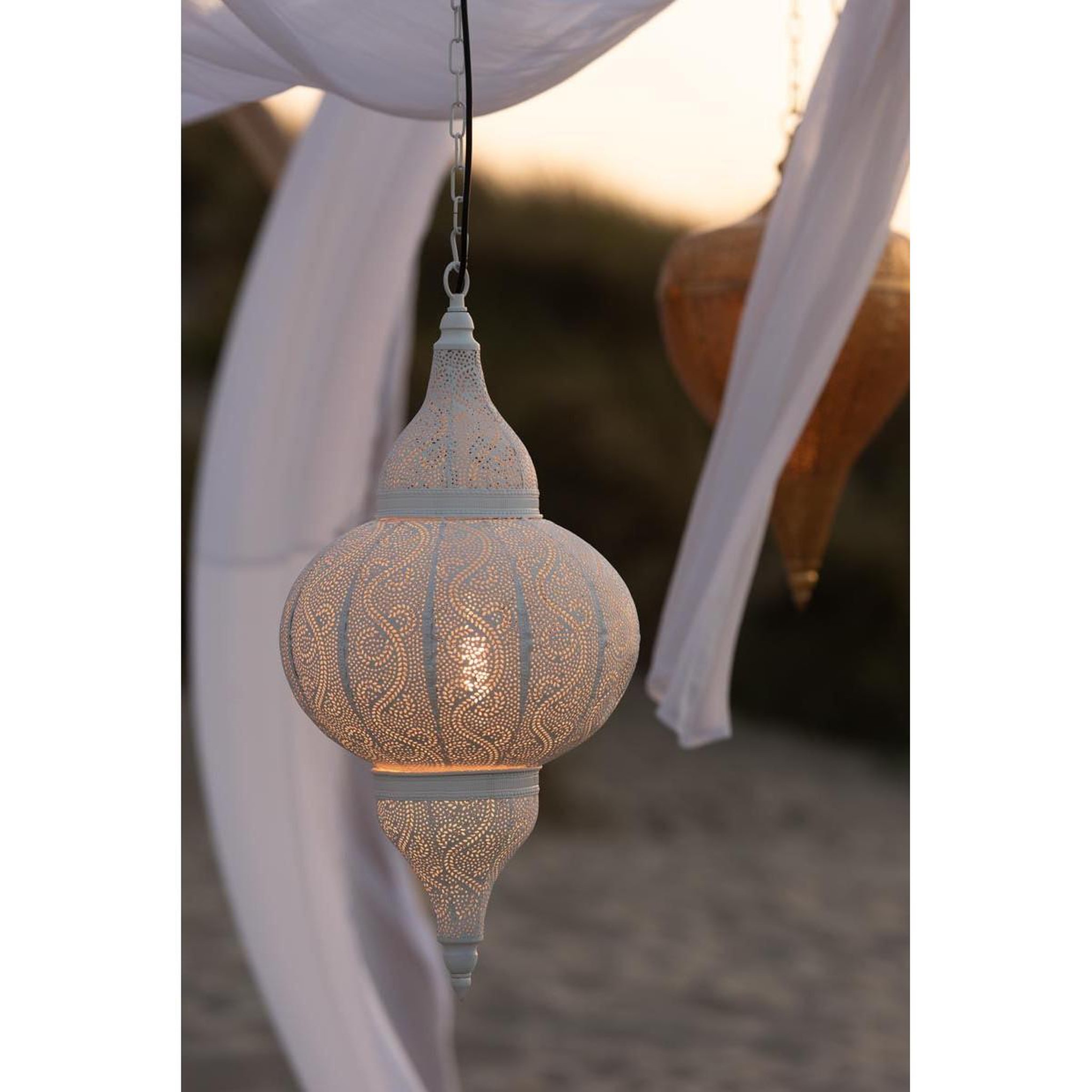 Voir la diapositive 4 : J-LINE Lampe suspension en métal  bore  86cm blanc