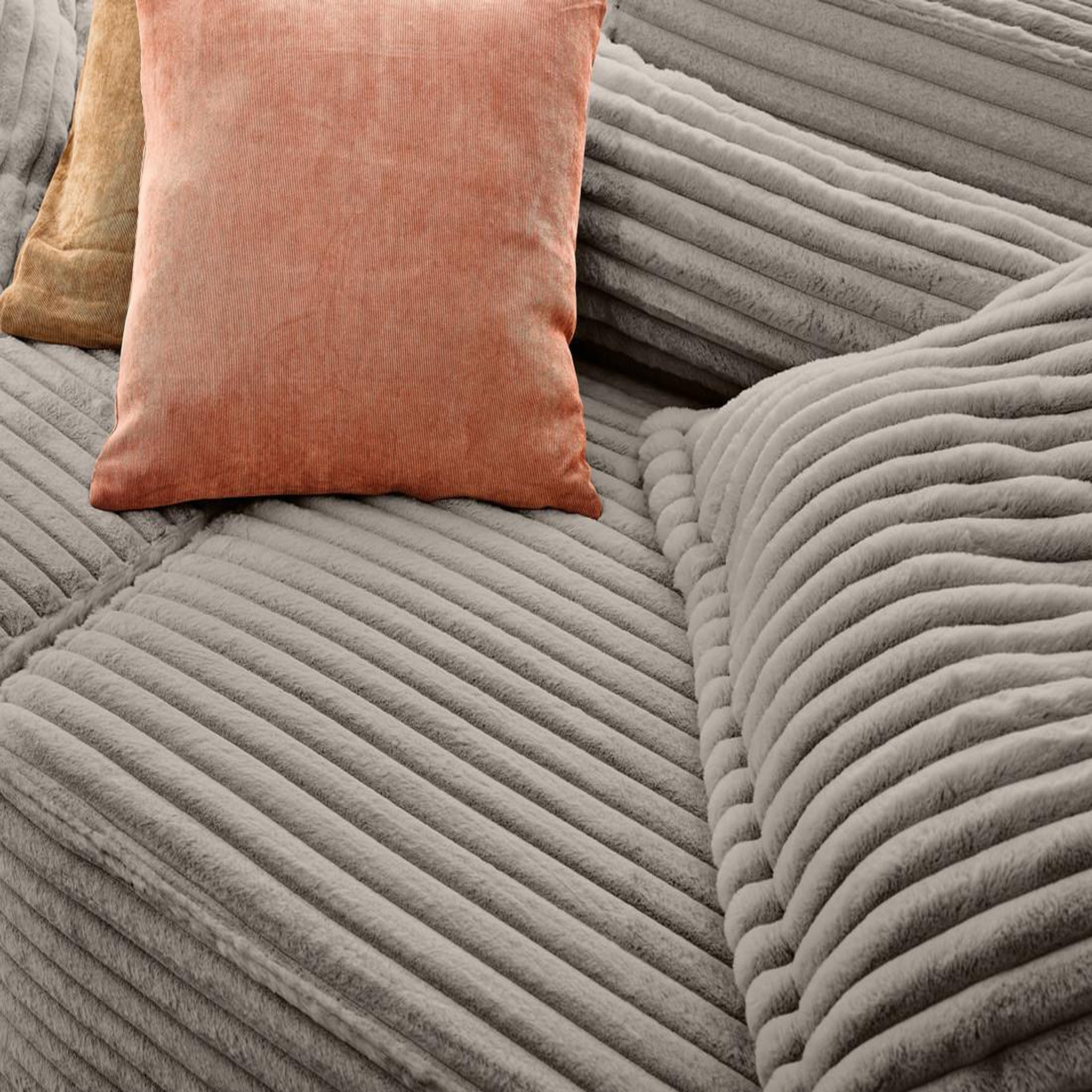 Voir la diapositive 4 : LISA DESIGN Richie - canapé droit 3 places avec double méridienne - assise profonde - en fausse fourrure côtelée