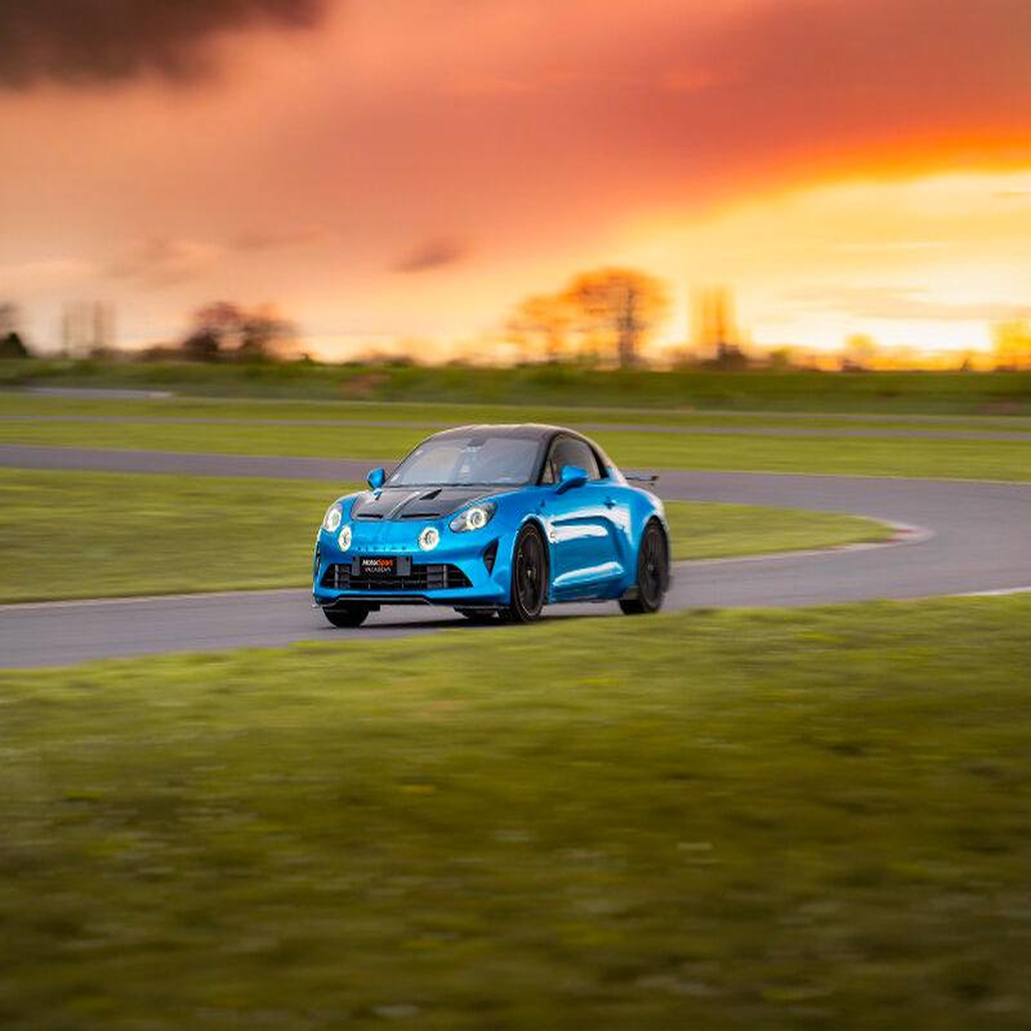 Voir la diapositive 2 : Smartbox Stage de pilotage : 2 tours sur le circuit de Pouilly-en-Auxois en Alpine A110 R - Coffret Cadeau Sport & Aventure