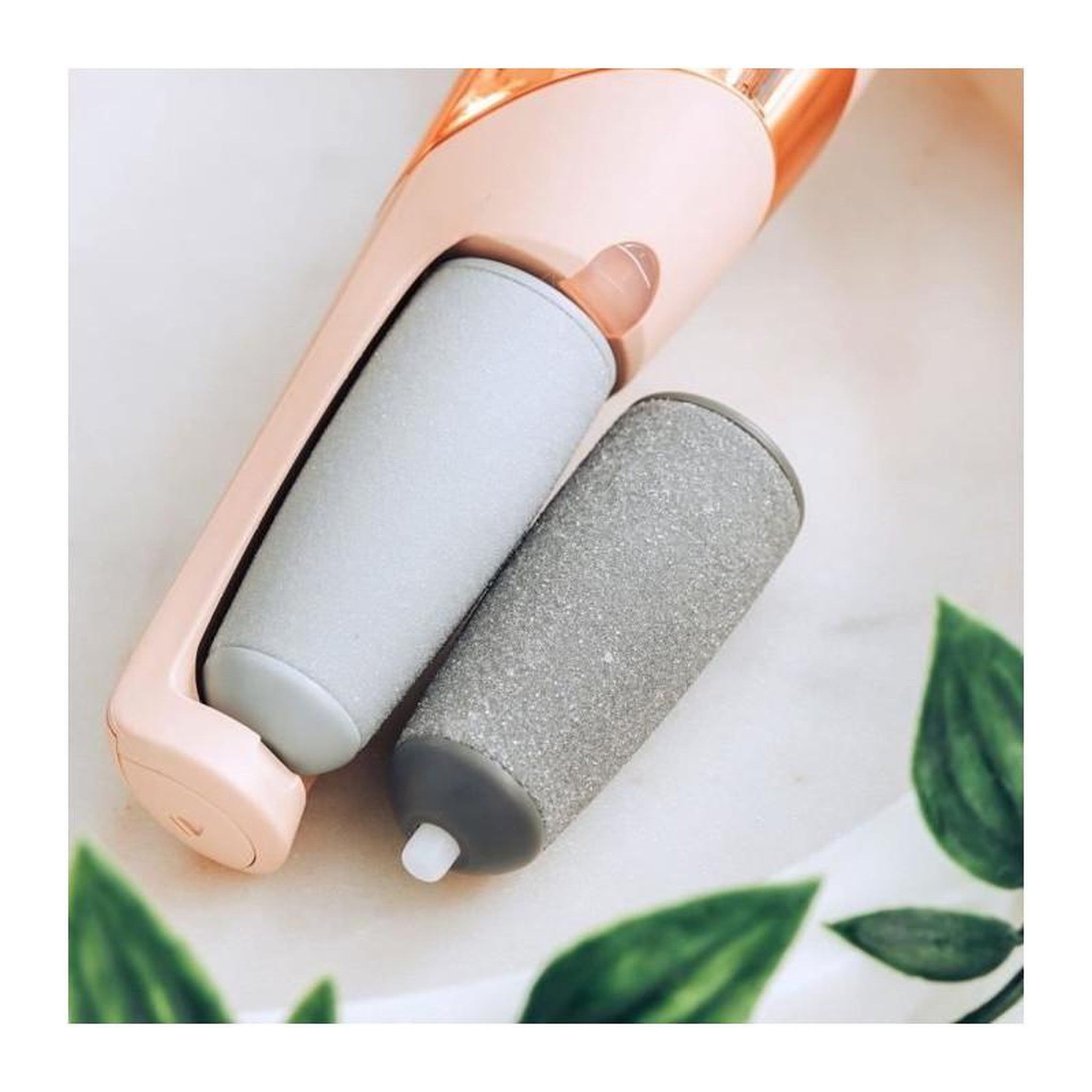 Voir la diapositive 2 : FLAWLESS FINISH Finishing Touch Flawless Pedi - Râpe Pied Électrique Rechargeable - Anti-callosités - Expérience de Pédicure a Domicile