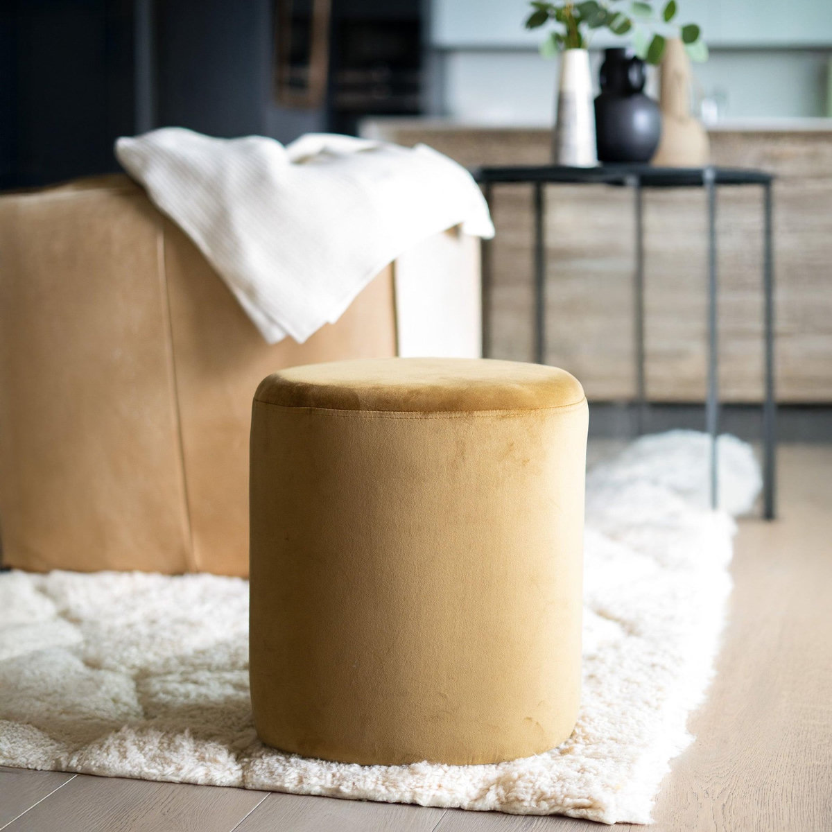 Rendez vous déco Pouf triangulaire en velours jaune-Emmy