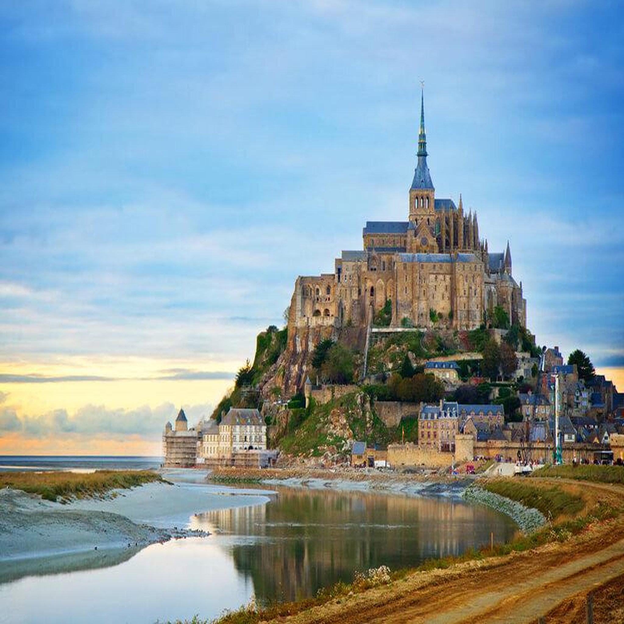 Voir la diapositive 2 : Smartbox Séjour 2 nuits avec 2h de visite guidée du mont Saint-Michel - Coffret Cadeau Multi-thèmes
