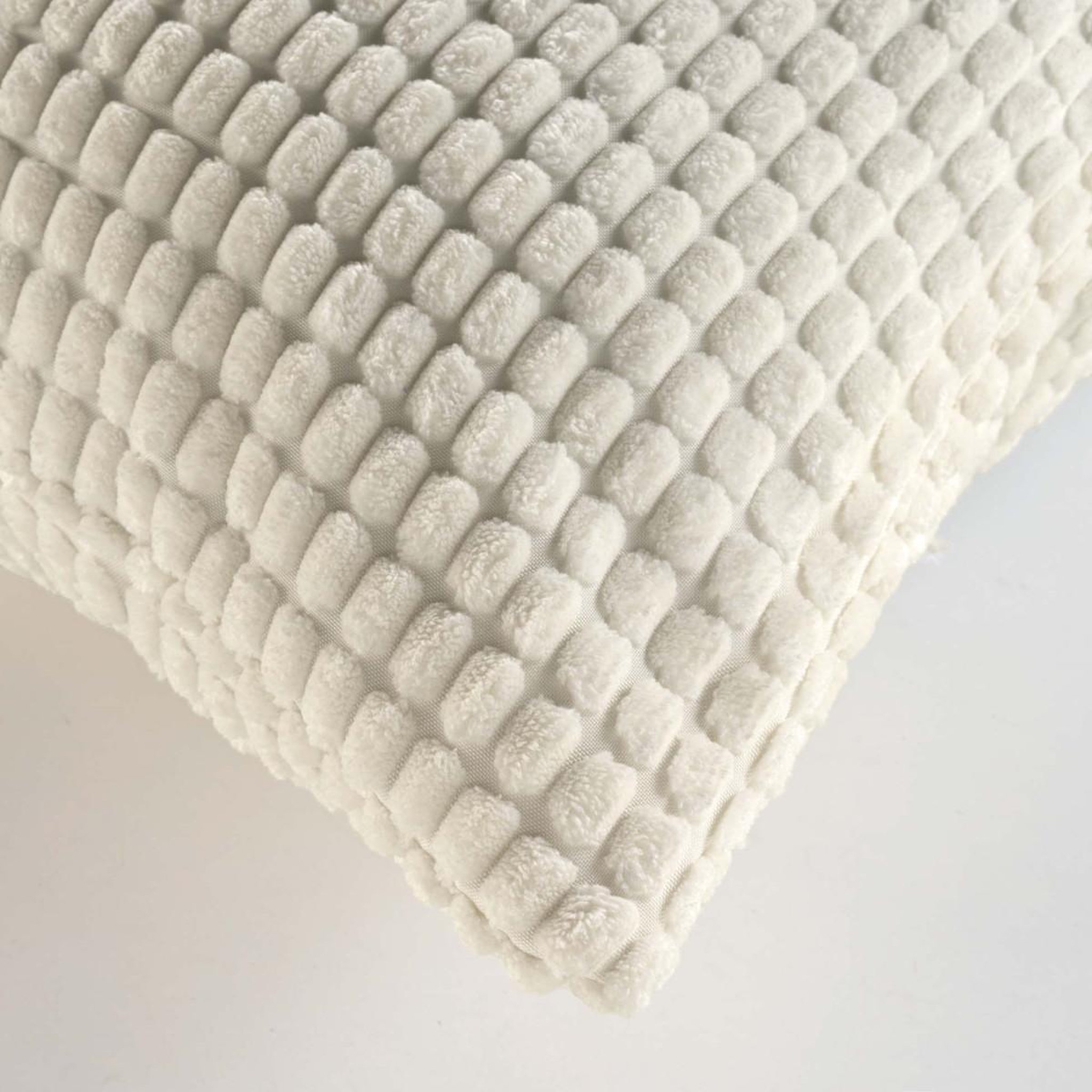 Voir la diapositive 3 : Douceur d'Intérieur Coussin déco en velours relief  swing  45x45cm naturel