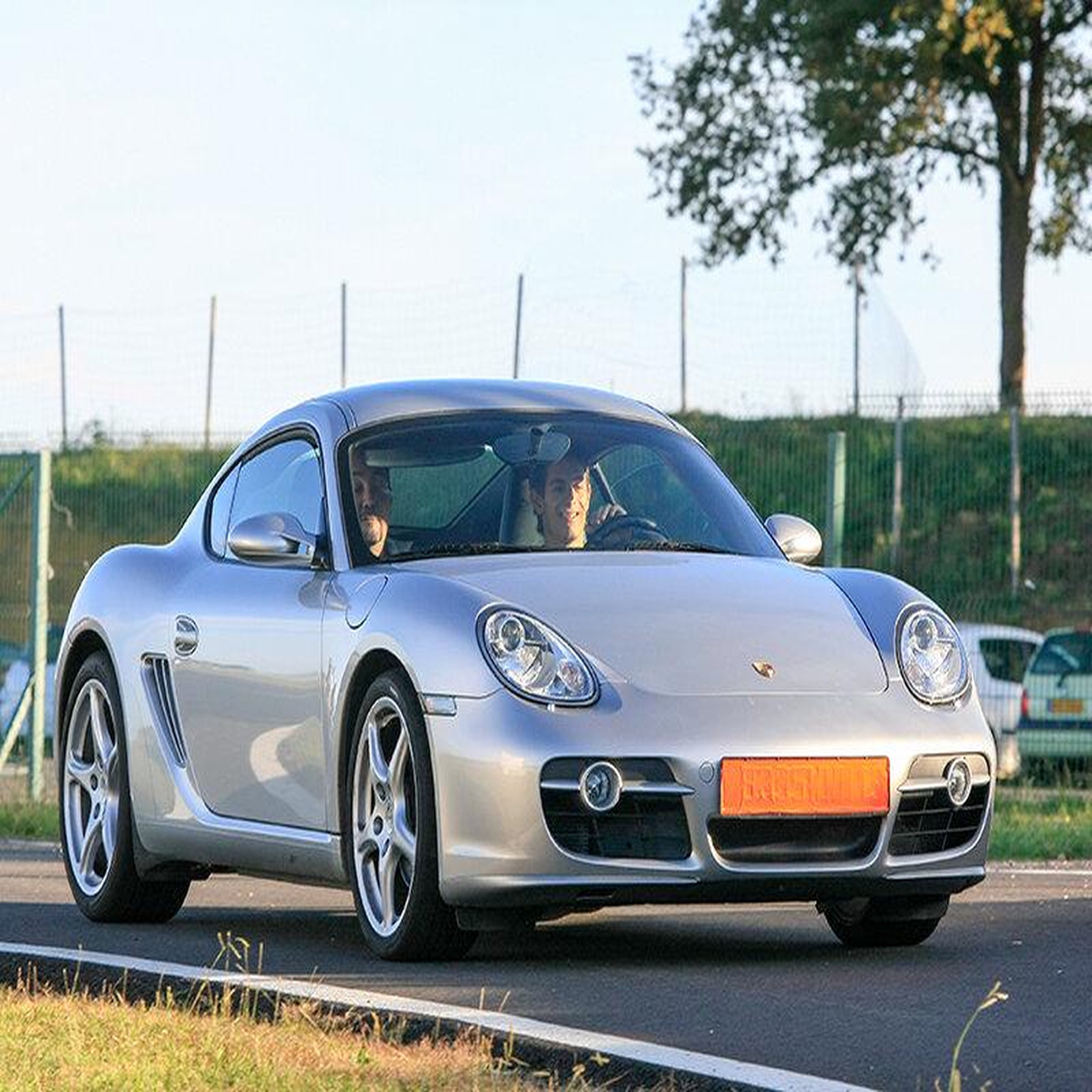 Voir la diapositive 3 : Smartbox 4 tours au volant d'une porsche sur le circuit de pau-arnos - coffret cadeau sport & aventure