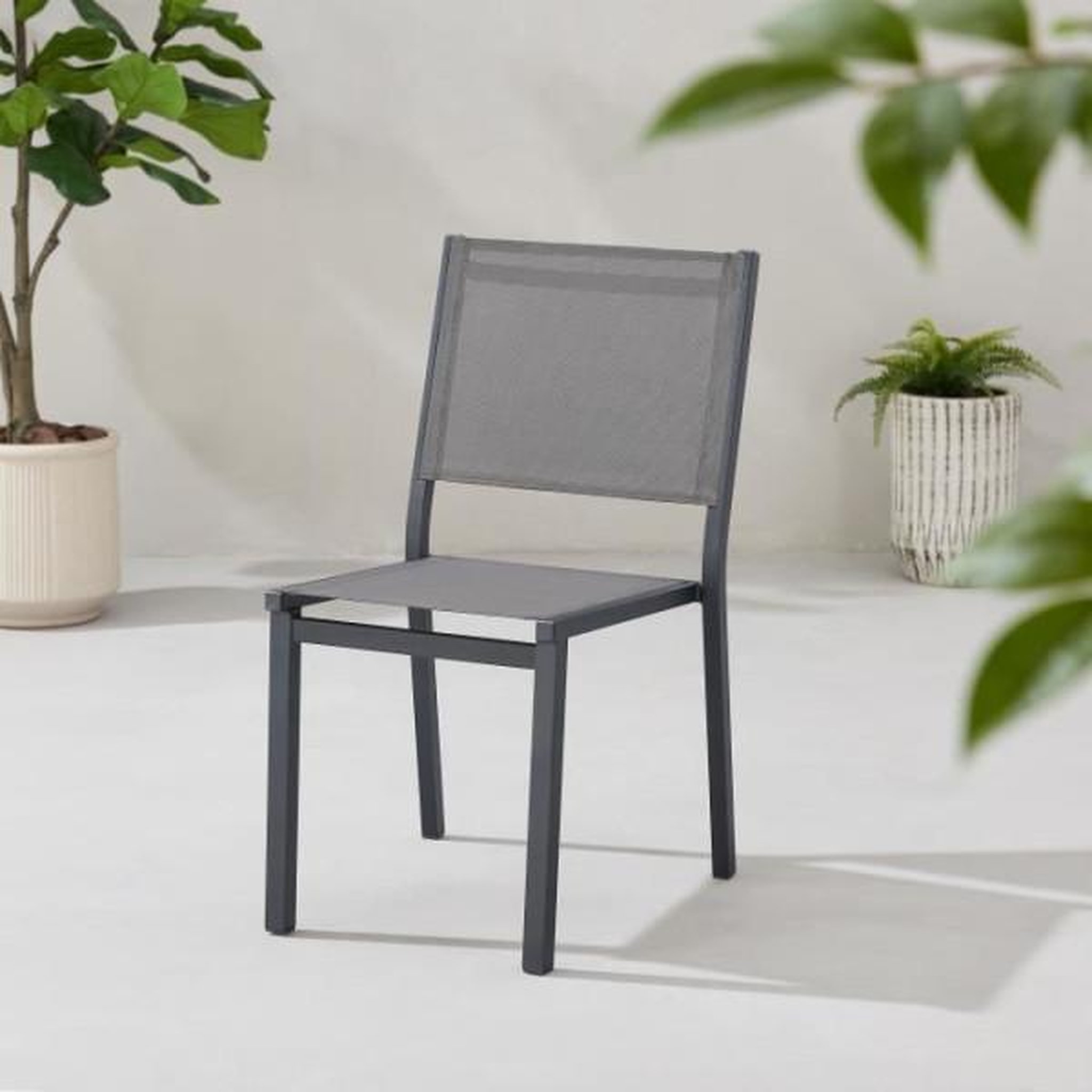 Voir la diapositive 5 : MARKET24 Ensemble table de jardin 6 personnes : Table + 6 chaises - Structure en aluminium - L180 x P 90 x H 72 cm - Gris anthracite