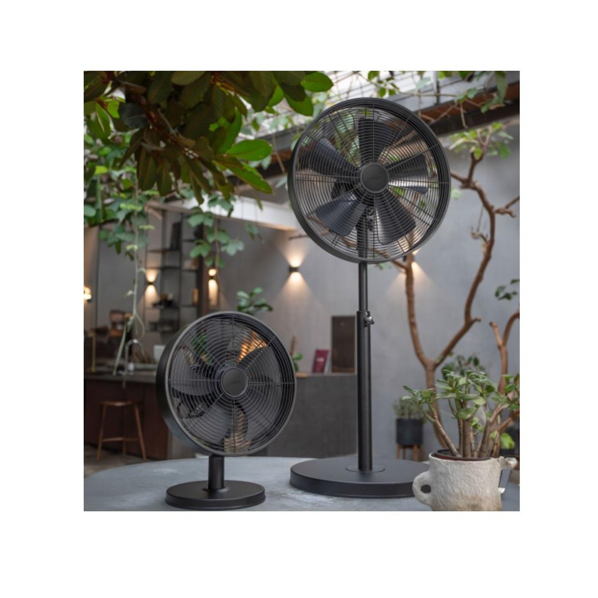 Voir la diapositive 3 : LIVOO Ventilateur de table 35w 33.5cm 3 vitesses noir - dom488