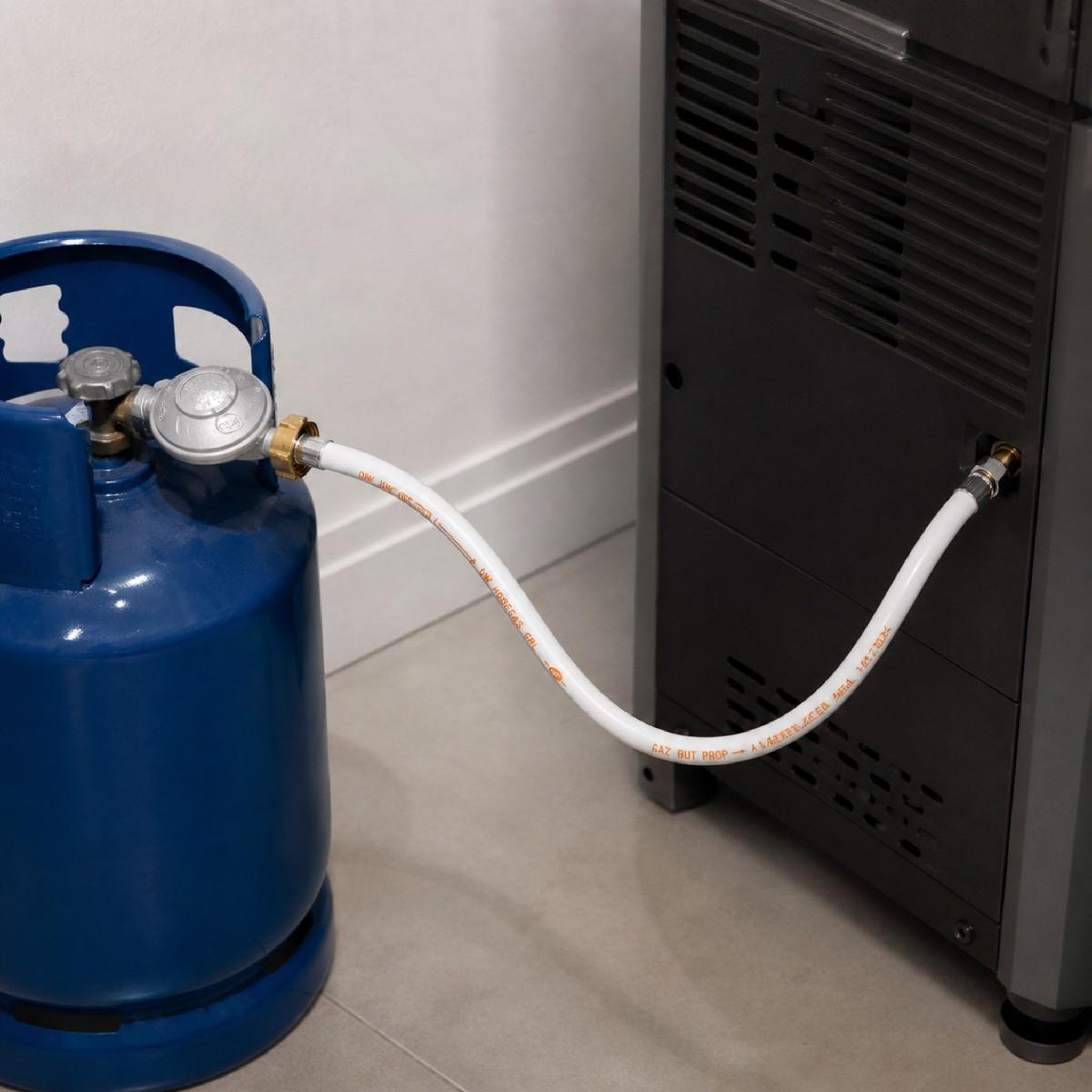 Voir la diapositive 6 : Proweltek Kit détendeur 28 mbar vissable gaz butane + tuyau gaz flexible 1.50 m à embouts vissables