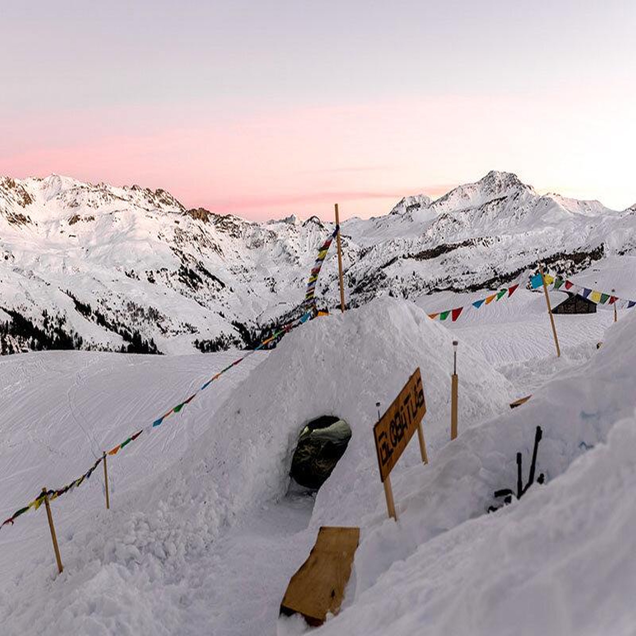 Voir la diapositive 2 : Smartbox 2 jours insolites dans les Alpes : 1 nuit en igloo avec dîner et randonnée en motoneige - Coffret Cadeau Multi-thèmes