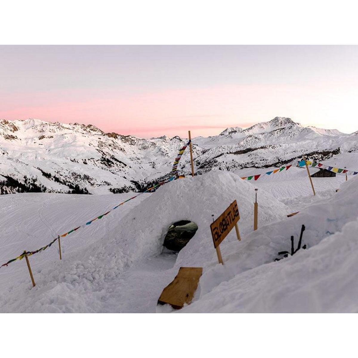 Smartbox 2 jours insolites dans les Alpes : 1 nuit en igloo avec dîner et randonnée en motoneige - Coffret Cadeau Multi-thèmes