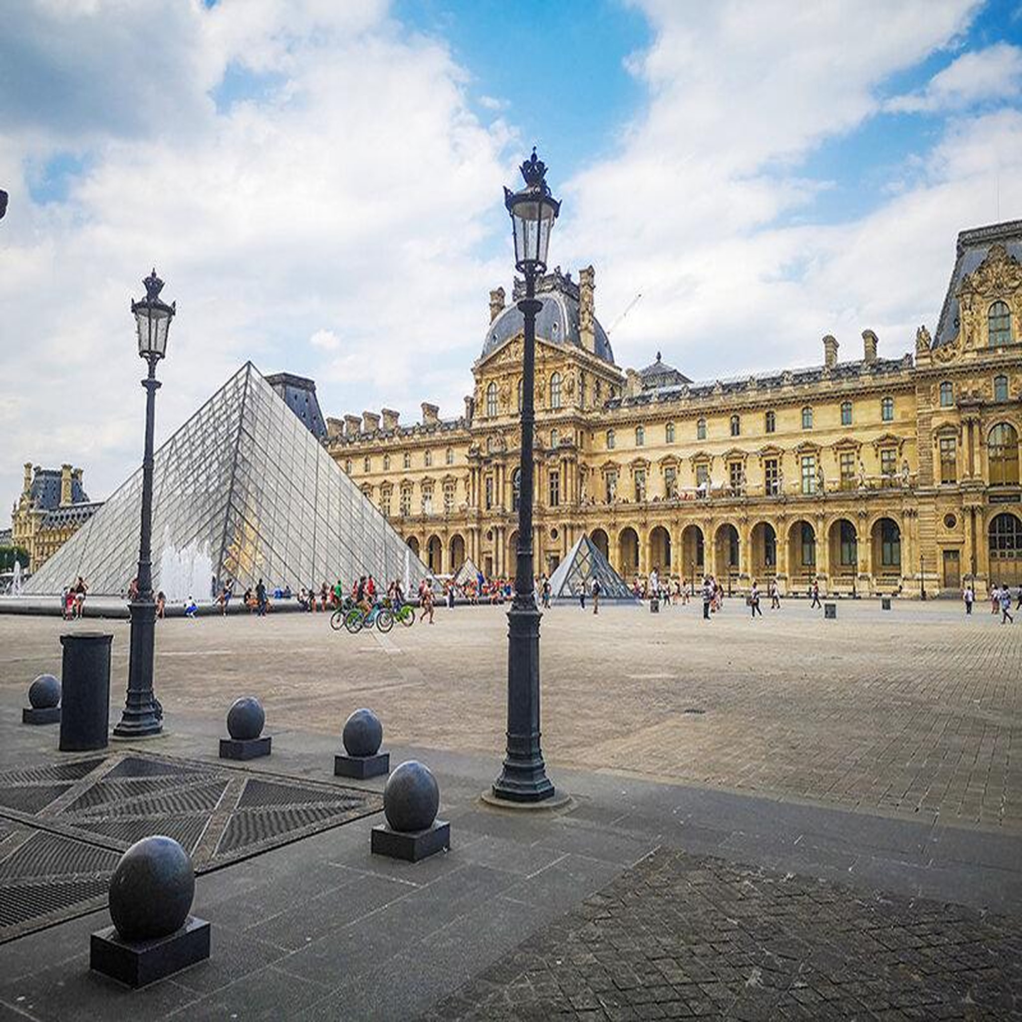 Voir la diapositive 4 : Smartbox Une journée à paris : croisière et visites en famille - coffret cadeau sport & aventure