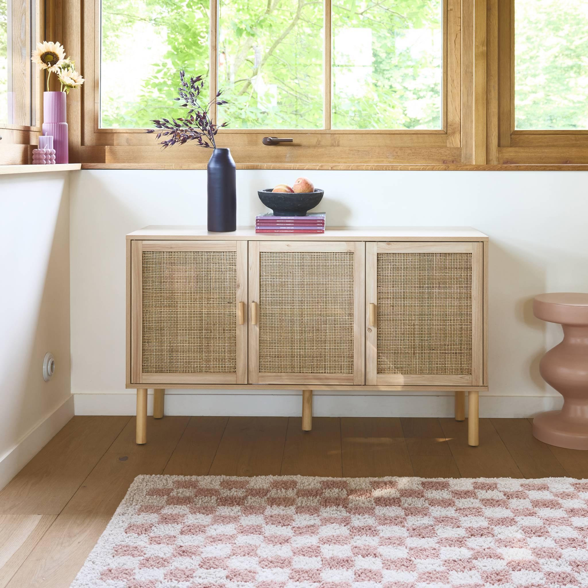 Voir la diapositive 2 : SWEEEK Buffet 3 portes et 3 étagères cannage et effet bois. Piètement et poignées en bois de sapin. buffet bas. L 120 x P 39 x H 70cm CAMARGUE