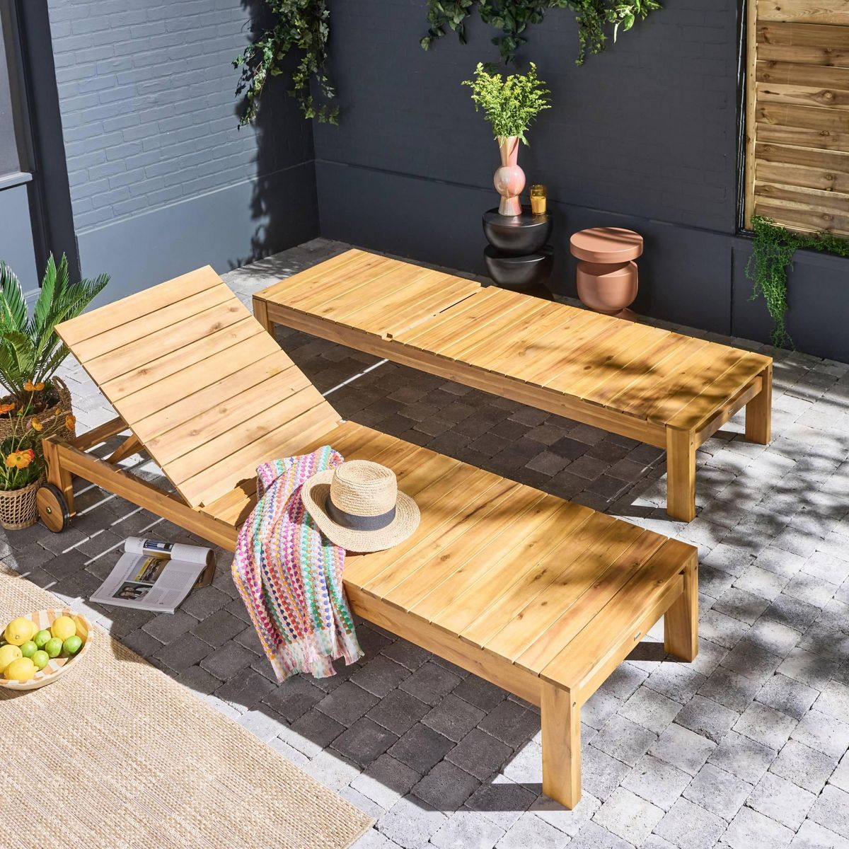 SWEEEK Lot de 2 bains de soleil FAVONA en bois d'acacia avec roulettes. 205 x 67.5 x 32 cm