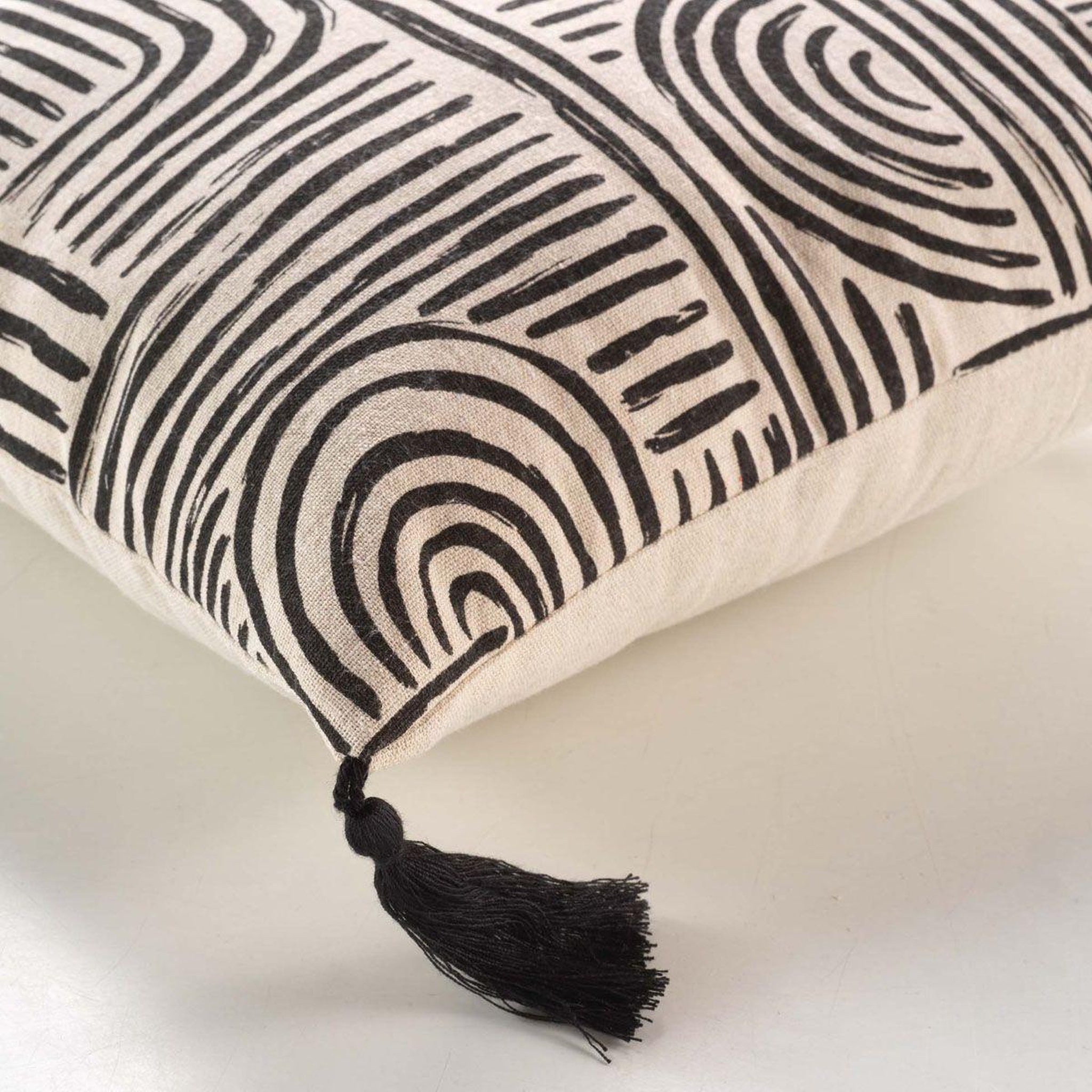 Voir la diapositive 2 : Douceur d'Intérieur Coussin déco à pompons  pandore  45x45cm noir