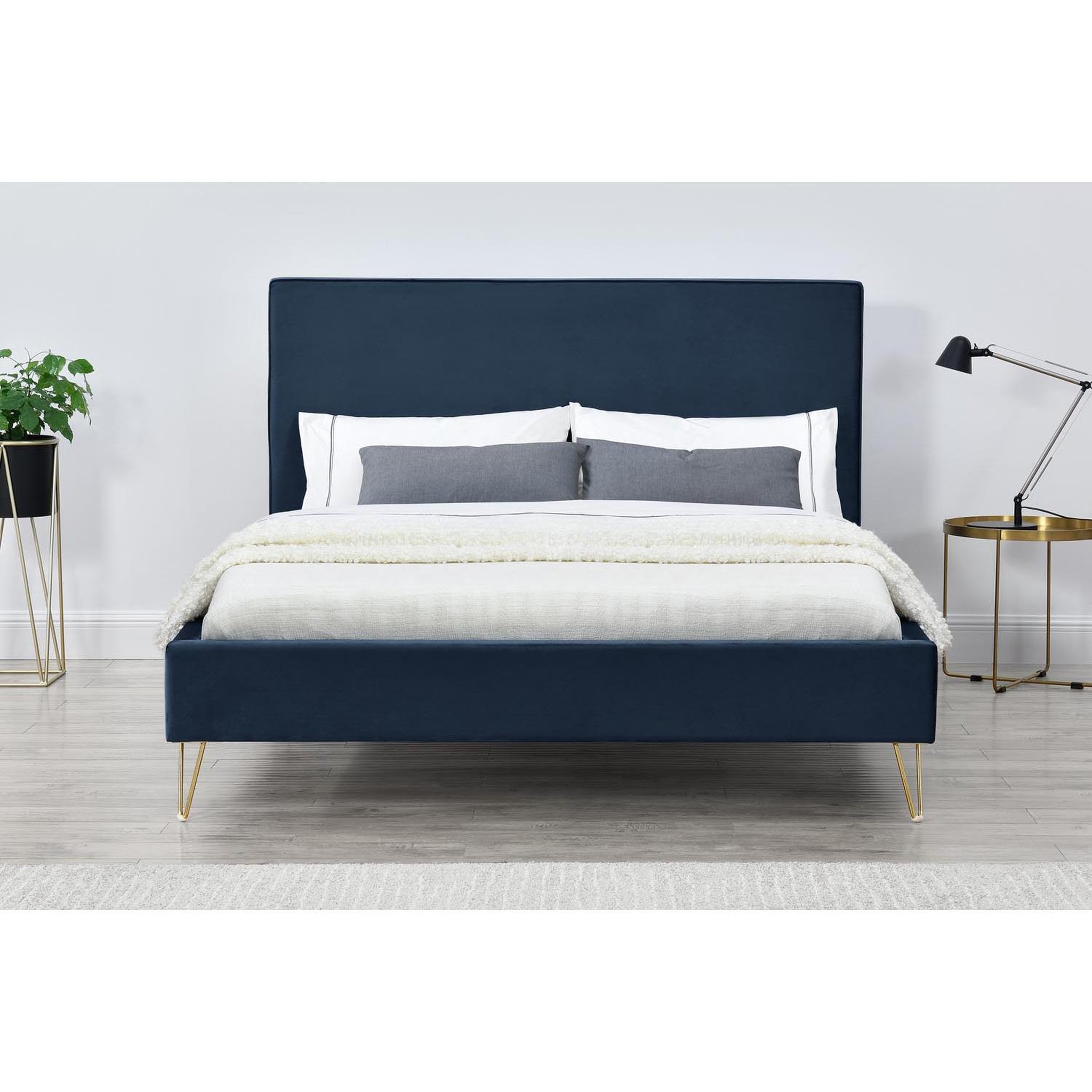 Voir la diapositive 4 : CONCEPT USINE Lit 140 x 190 cm en velours et laiton bleu riverside