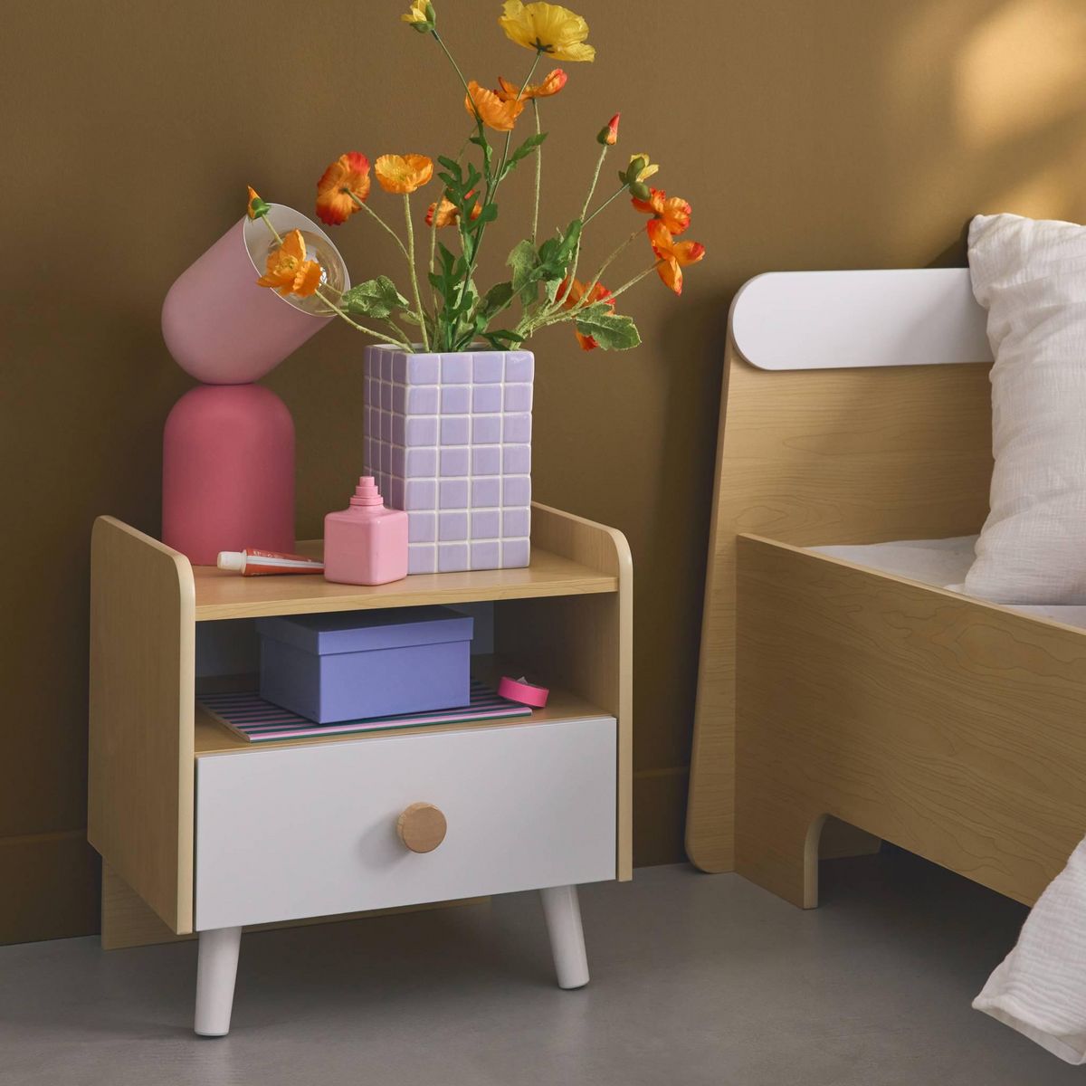 SWEEEK Table de chevet enfant effet bois. blanc. 1 tiroir