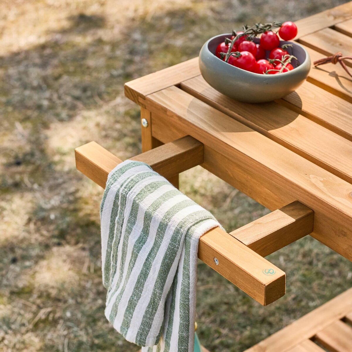 SWEEEK Desserte extérieure 95 cm en bois avec roues et poignée. Bois naturel. L 95 x l 47 x h 74cm