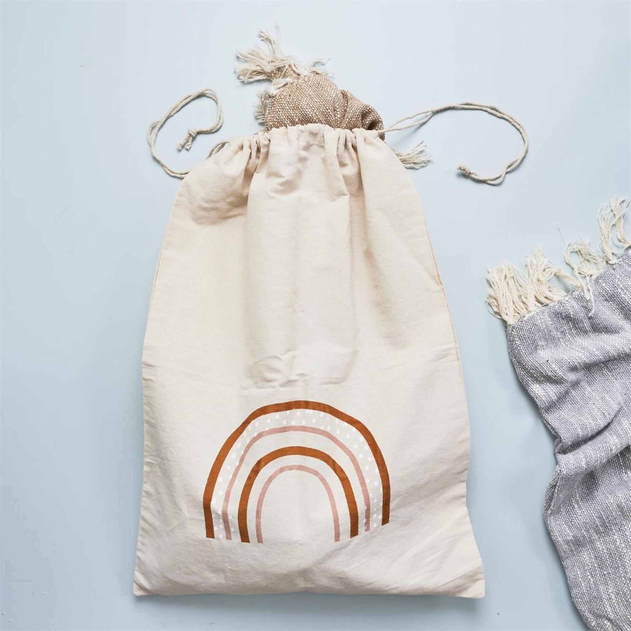 Voir la diapositive 2 : HOME DECO KIDS Sac à linge en tissu  arc en ciel  50x70cm beige