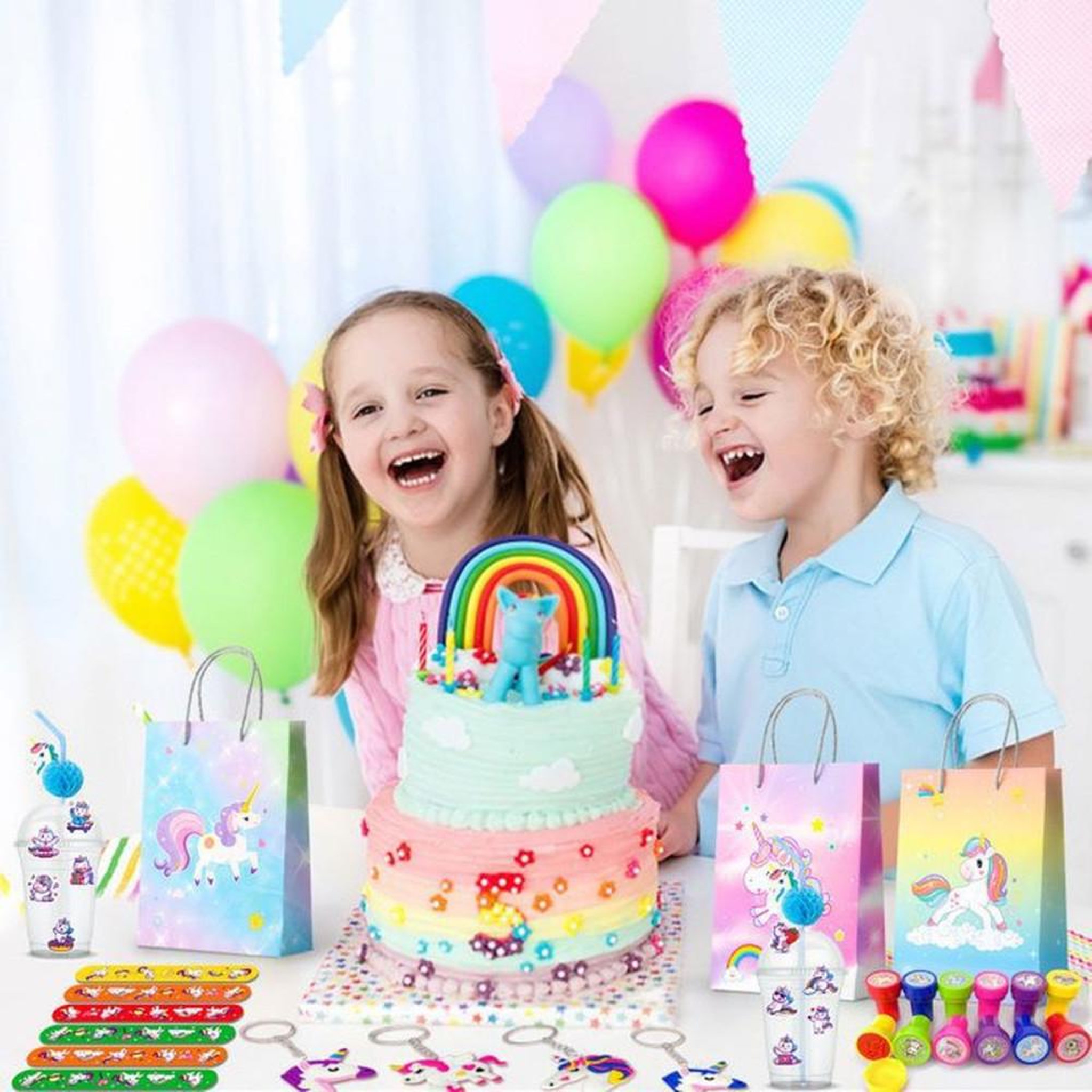 Voir la diapositive 4 : Kit décoration anniversaire licorne avec bracelets claque, sacs, bagues, porte-clés, tampons et autocollants