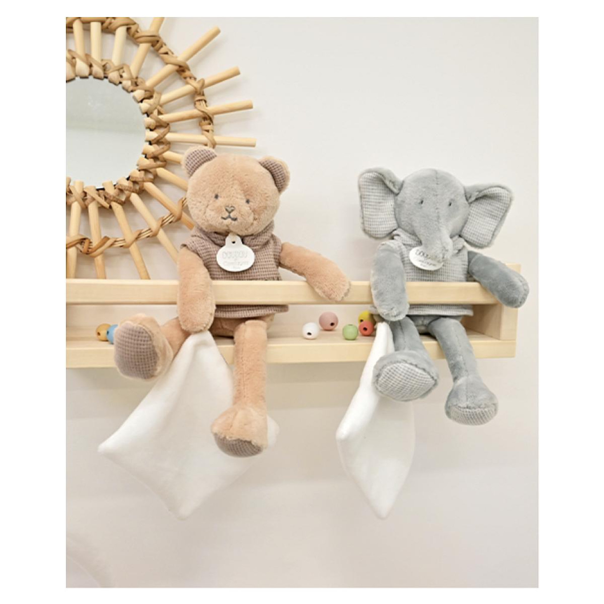 Voir la diapositive 2 : DOUDOU ET COMPAGNIE Doudou elephant gris avec mouchoir - sweety - 25 cm