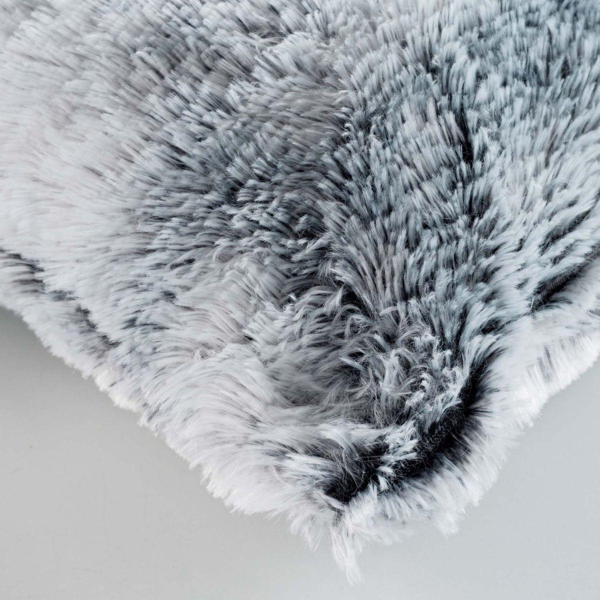 Voir la diapositive 3 : Douceur d'Intérieur Coussin imitation fourrure  antartic  45x45cm gris