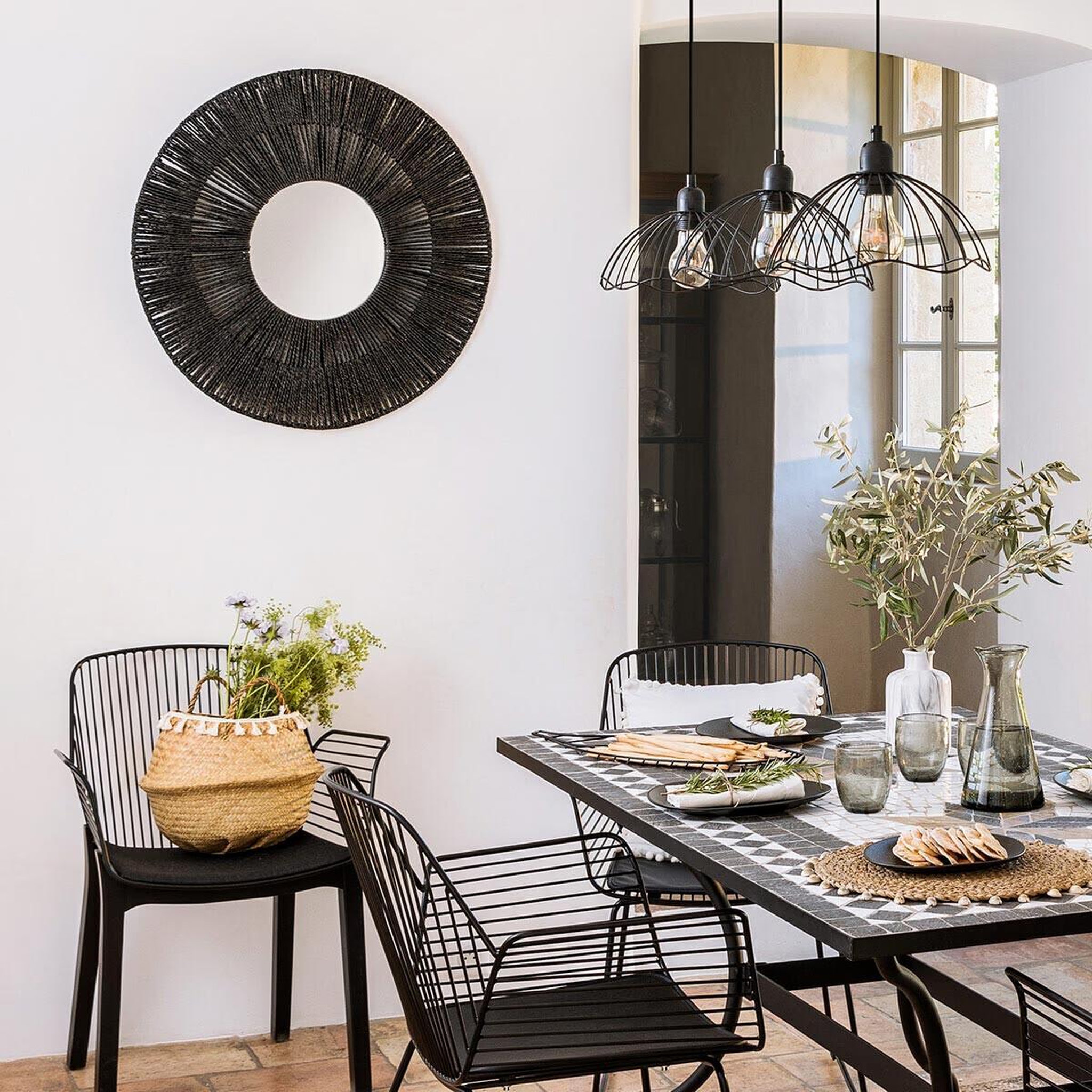 Voir la diapositive 3 : ATMOSPHERA Miroir rond motif ethnique  landy  76cm noir