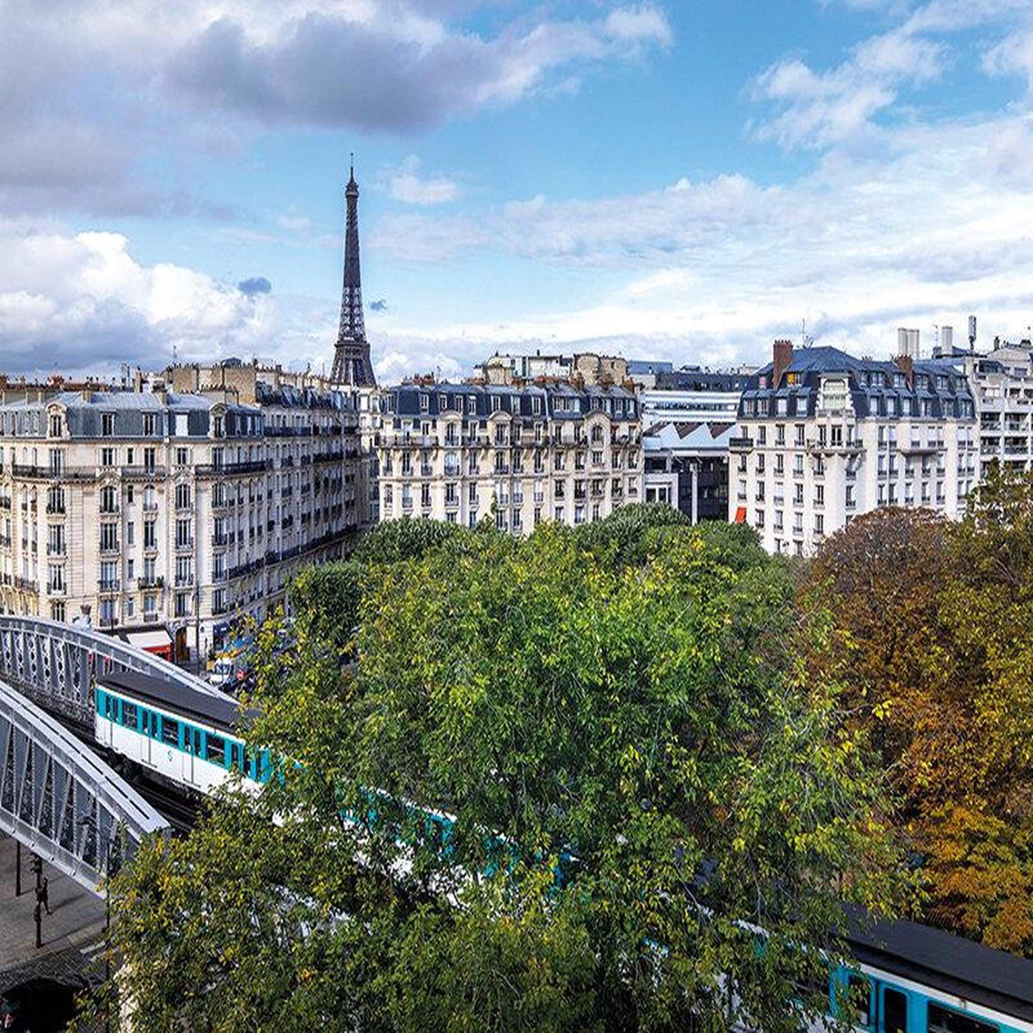 Voir la diapositive 2 : Smartbox Séjour exclusif en duo avec vue sur la tour eiffel - coffret cadeau séjour