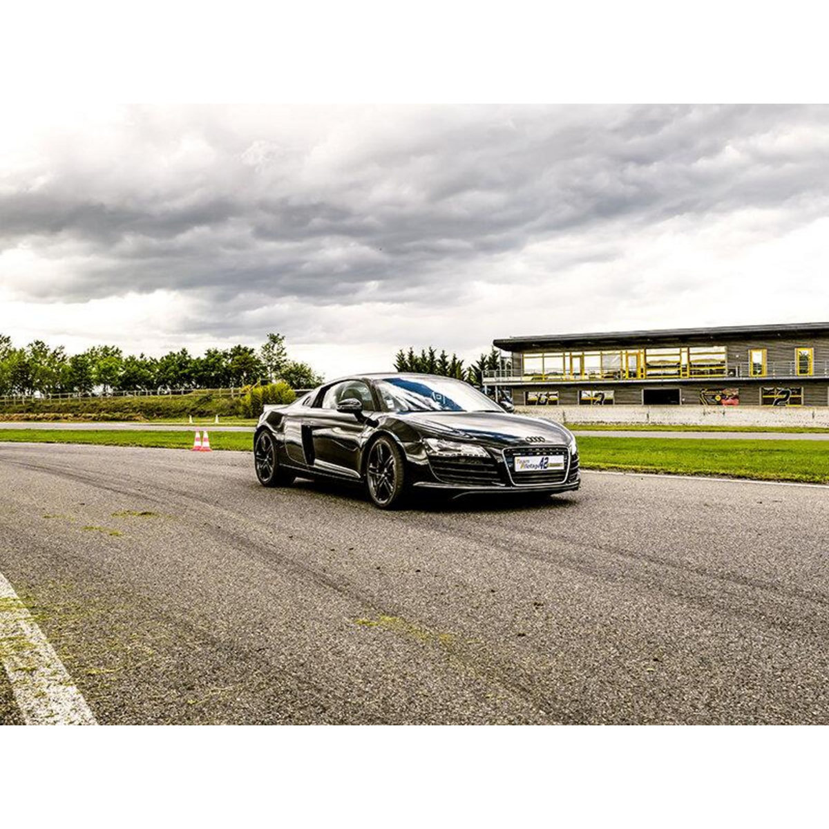 Smartbox Stage de pilotage : 3 tours de piste en Ferrari 360 Modena ou Audi R8 près de Saint-Étienne - Coffret Cadeau Sport & Aventure