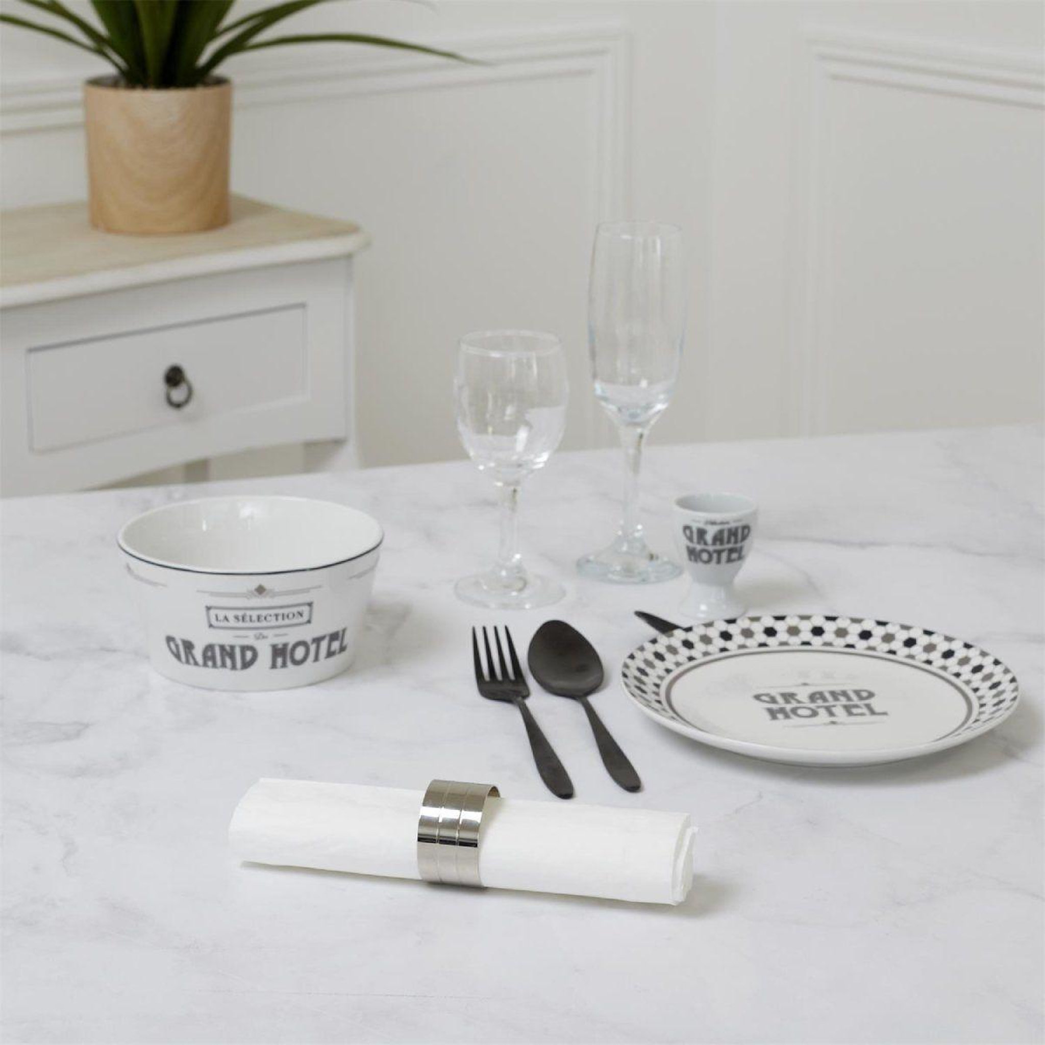 Voir la diapositive 4 : COOK CONCEPT Lot de 4 ronds de serviette  grand hôtel  11cm argent