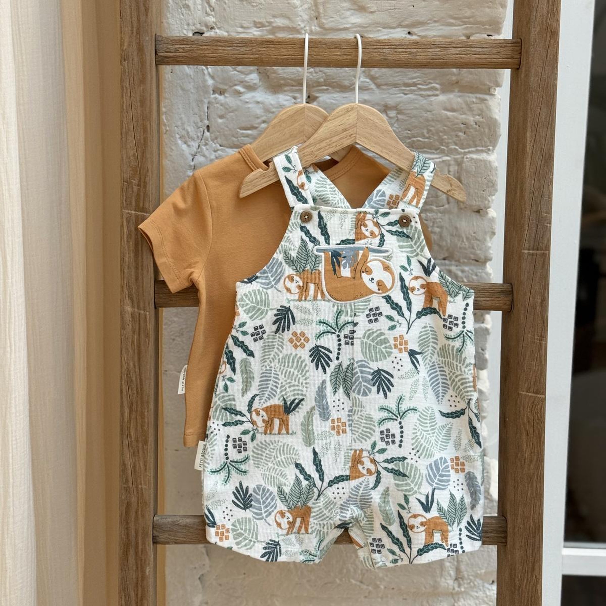 Voir la diapositive 6 : Petit Béguin Ensemble salopette bébé et t-shirt baroudeur