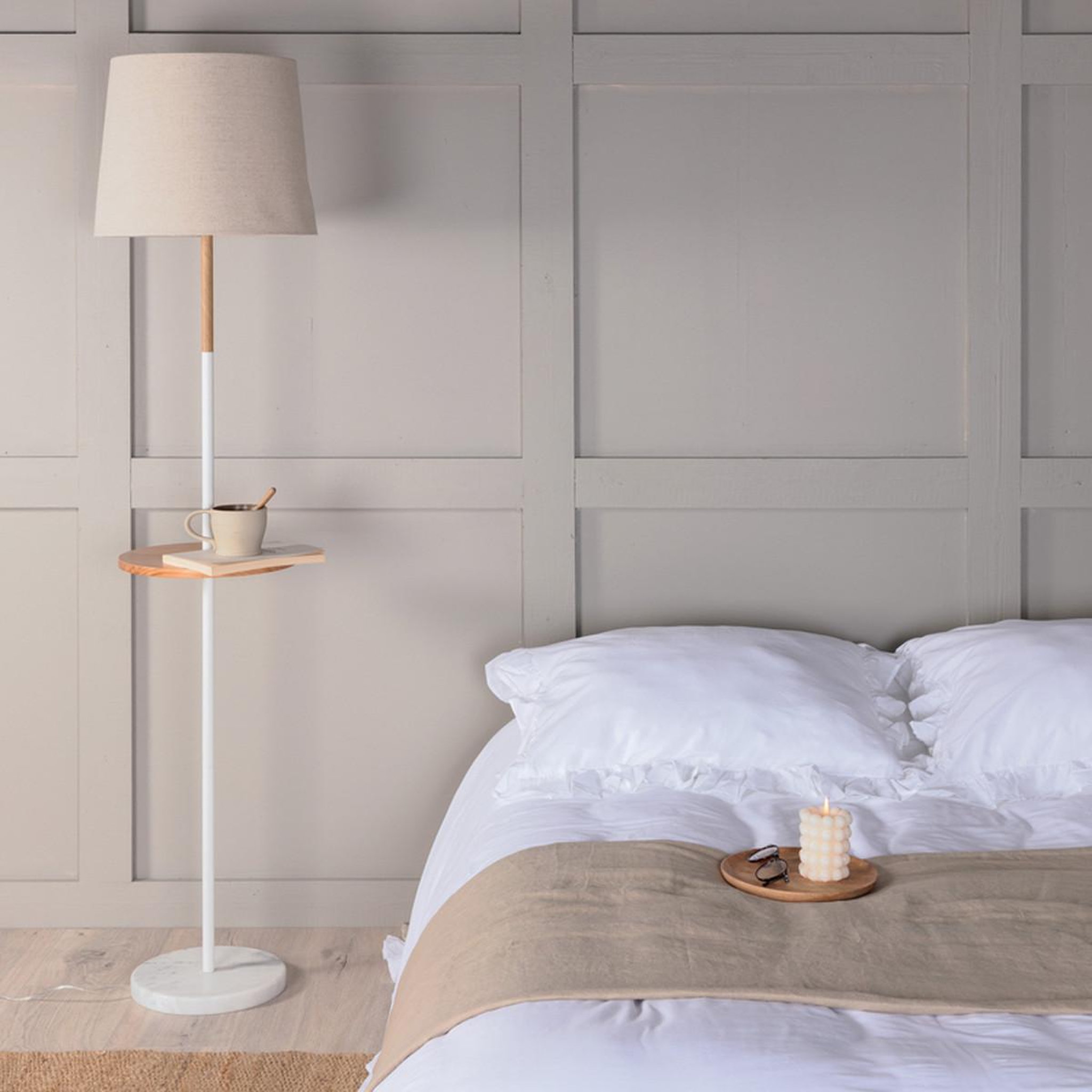 Voir la diapositive 4 : Paris Prix Lampadaire avec plateau  hattman  165cm beige